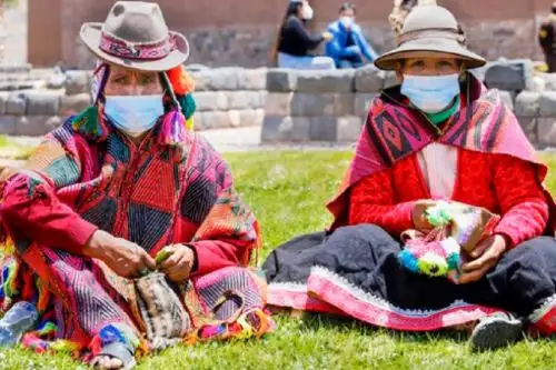 Con la finalidad de continuar garantizando el derecho de los pueblos indígenas u originarios a ser informados en sus lenguas maternas, el Ministerio de Cultura está desarrollando e implementando estrategias para difundir las recomendaciones sanitarias y así reforzar la lucha contra la pandemia del covid-19. Foto: Ministerio de Cultura