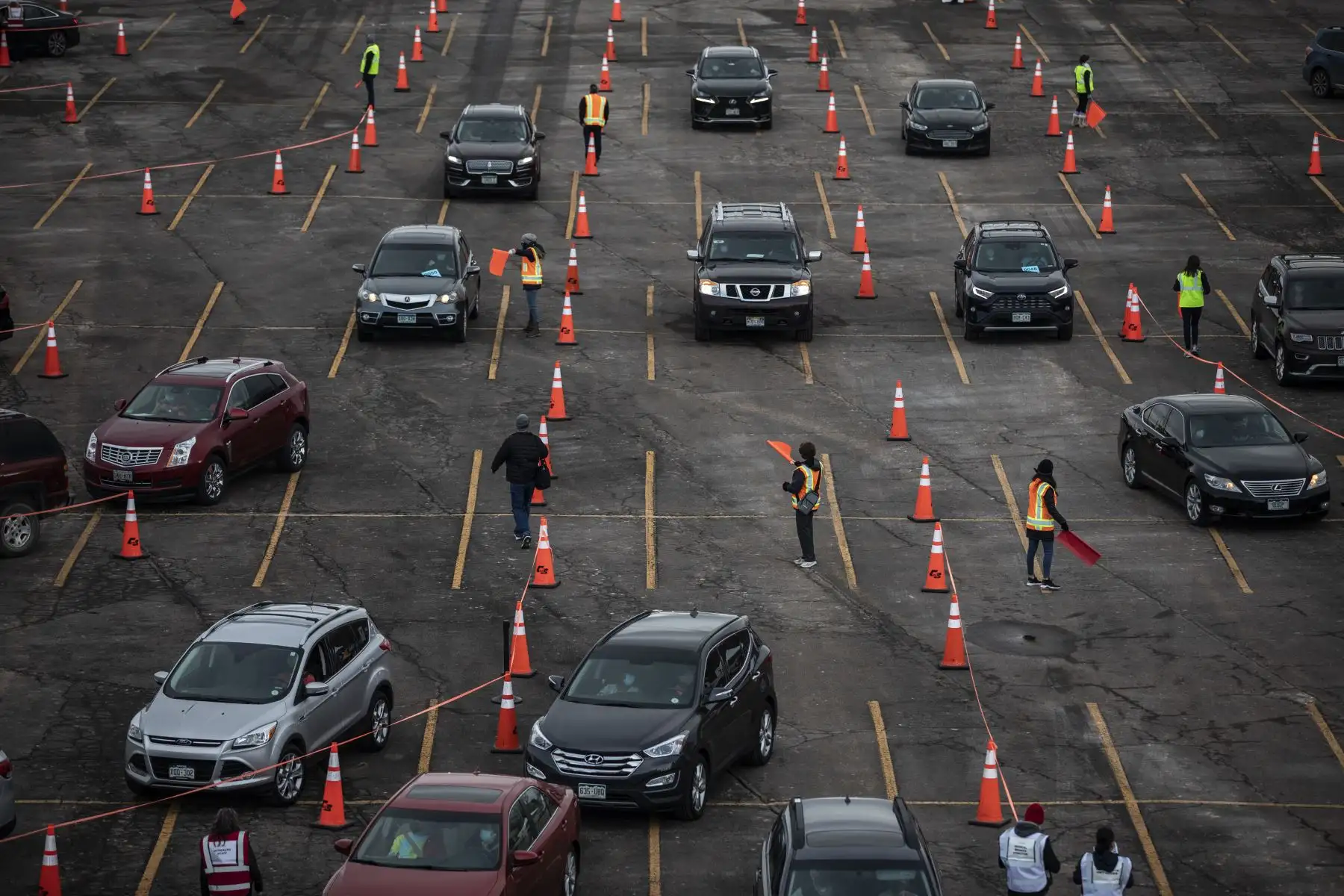 Los autos esperan en fila en un evento masivo de vacunación contra el covid -19 en Denver, Colorado, EE.UU.
Foto: AFP