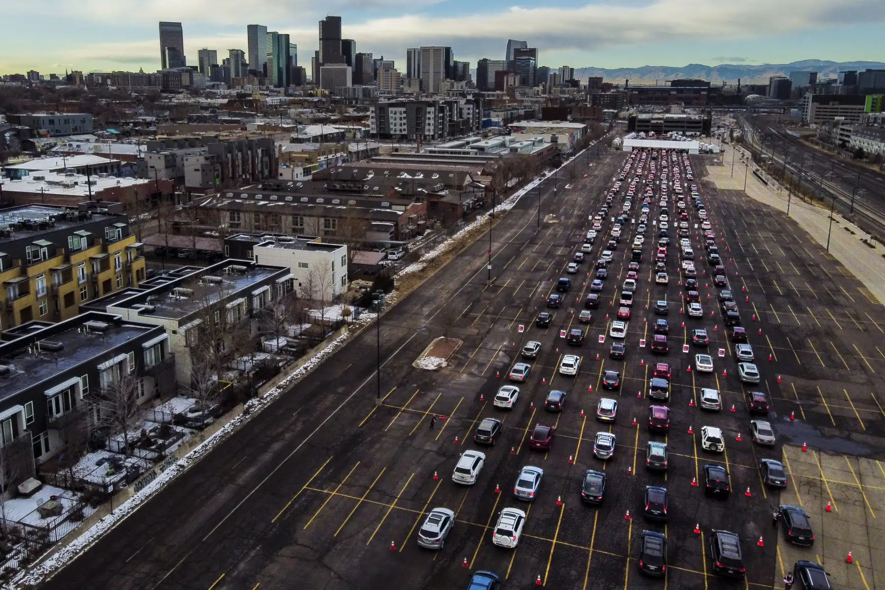 Los autos esperan en fila en un evento masivo de vacunación contra el covid -19 en Denver, Colorado, EE.UU.
Foto: AFP
