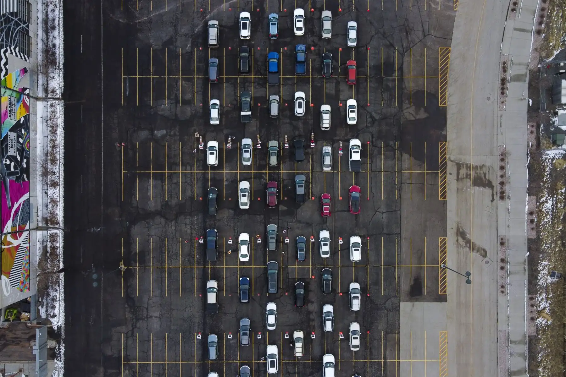 Los autos esperan en fila en un evento masivo de vacunación contra el covid -19 en Denver, Colorado, EE.UU.
Foto: AFP