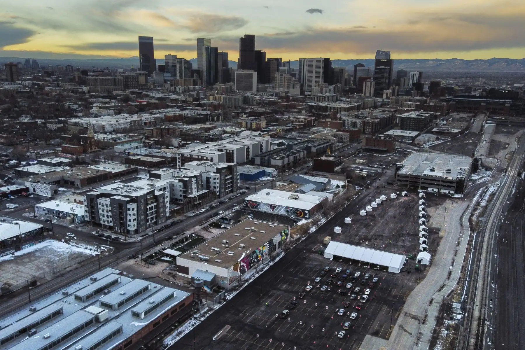 Los autos esperan en fila en un evento masivo de vacunación contra el covid -19 en Denver, Colorado, EE.UU.
Foto: AFP