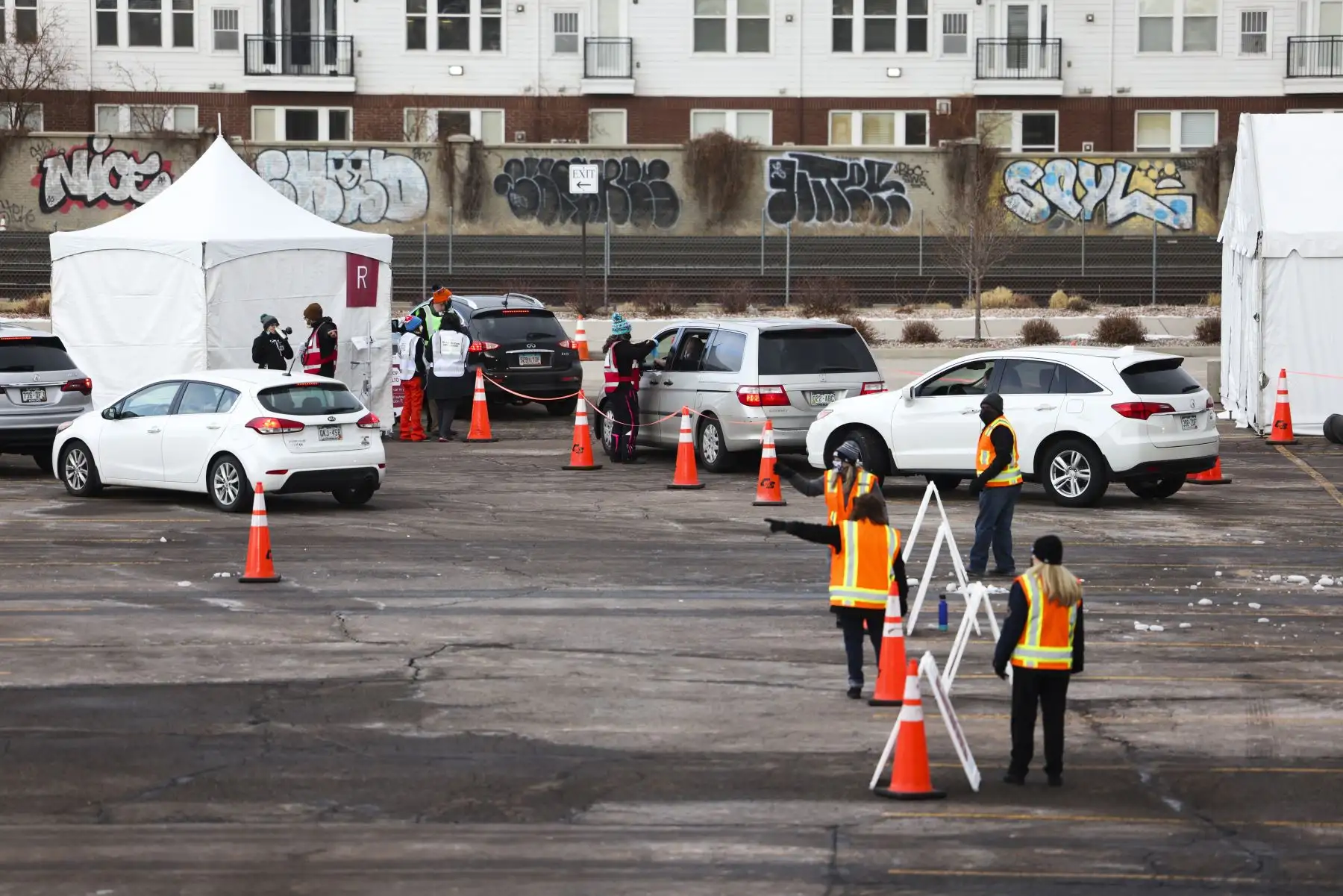Los autos esperan en fila en un evento masivo de vacunación contra el covid -19 en Denver, Colorado, EE.UU.
Foto: AFP