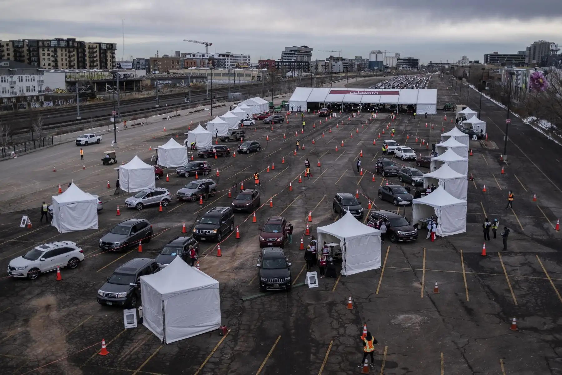 Los autos esperan en fila en un evento masivo de vacunación contra el covid -19 en Denver, Colorado, EE.UU.
Foto: AFP