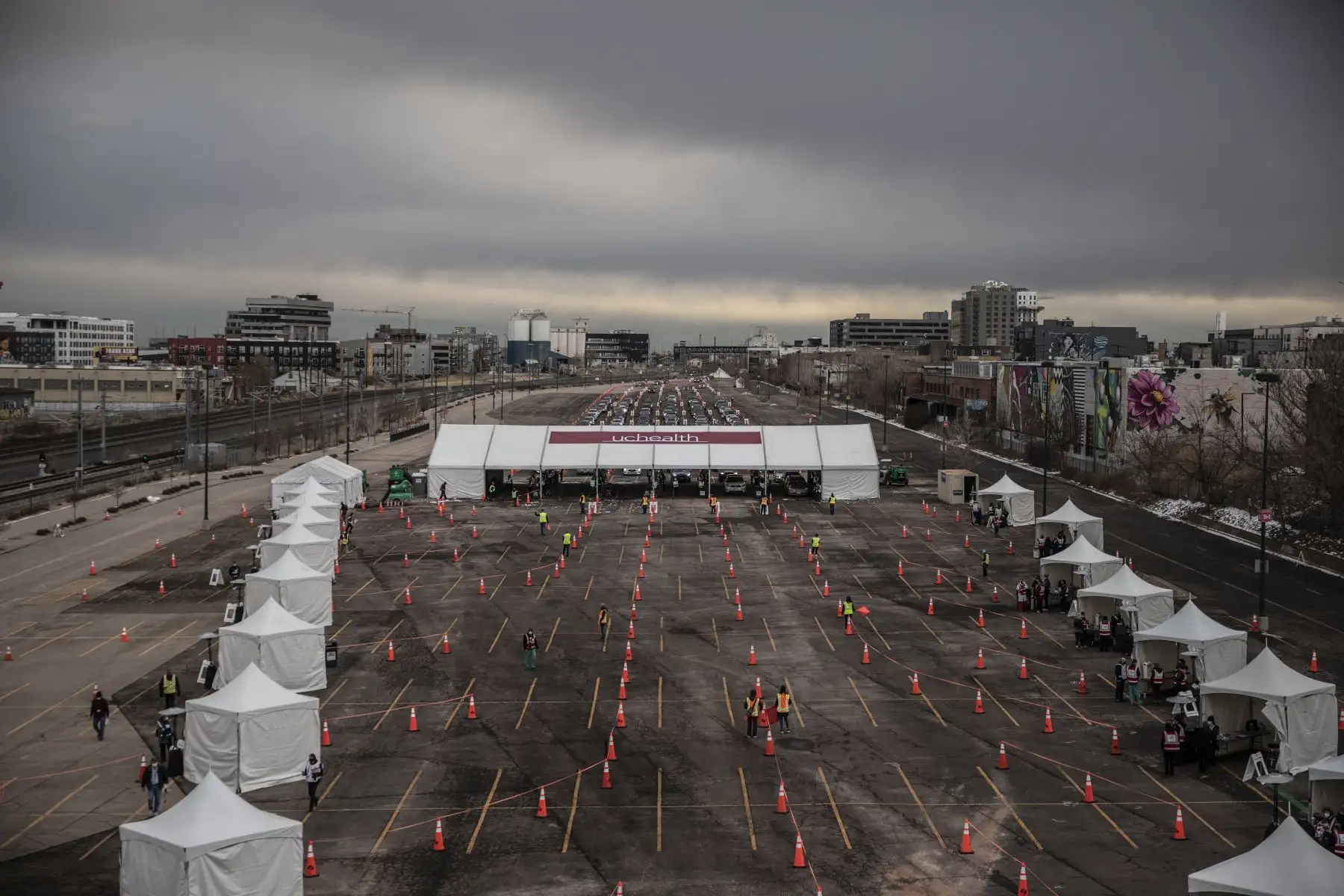 Los autos esperan en fila en un evento masivo de vacunación contra el covid -19 en Denver, Colorado, EE.UU.
Foto: AFP