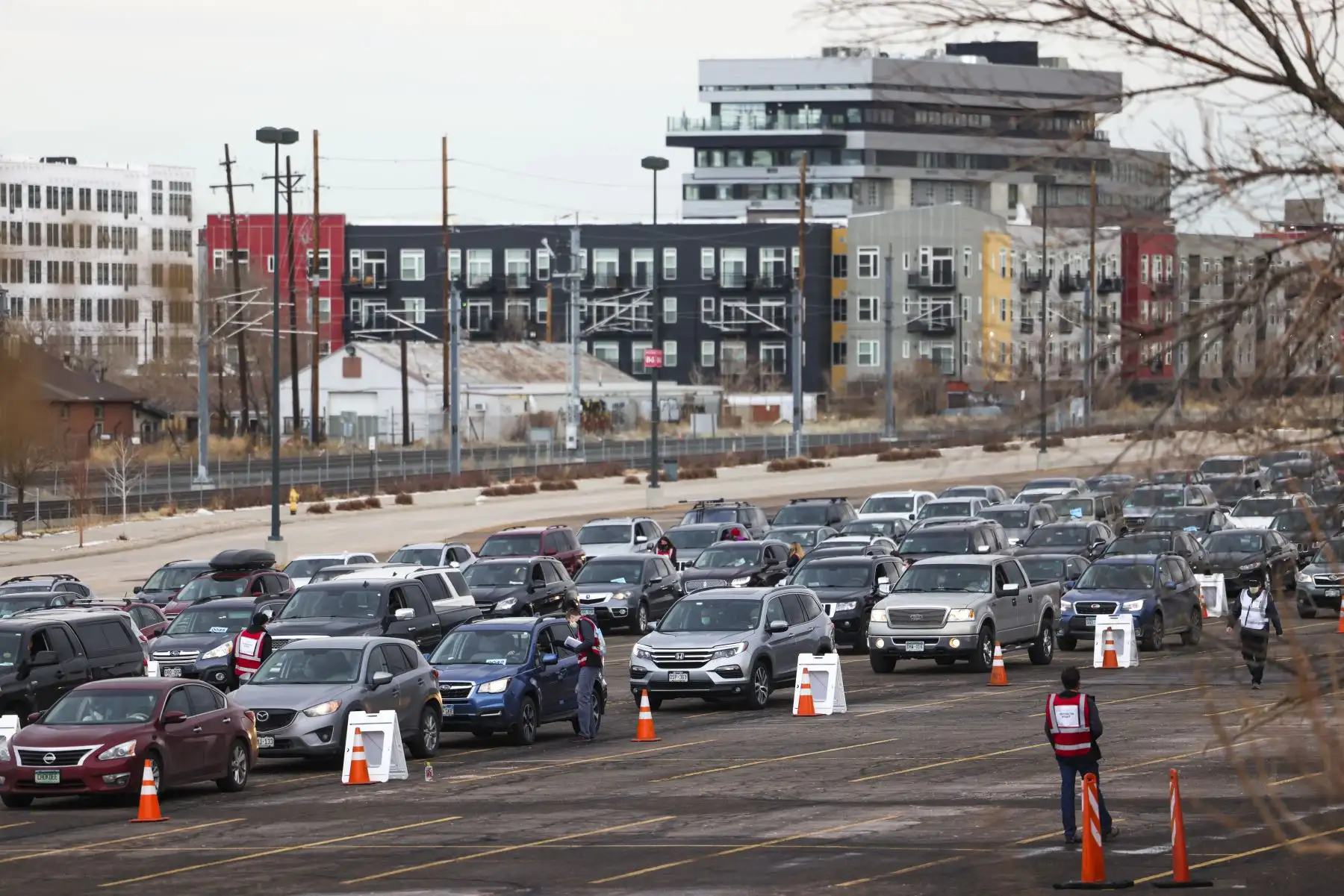 Los autos esperan en fila en un evento masivo de vacunación contra el covid -19 en Denver, Colorado, EE.UU.
Foto: AFP