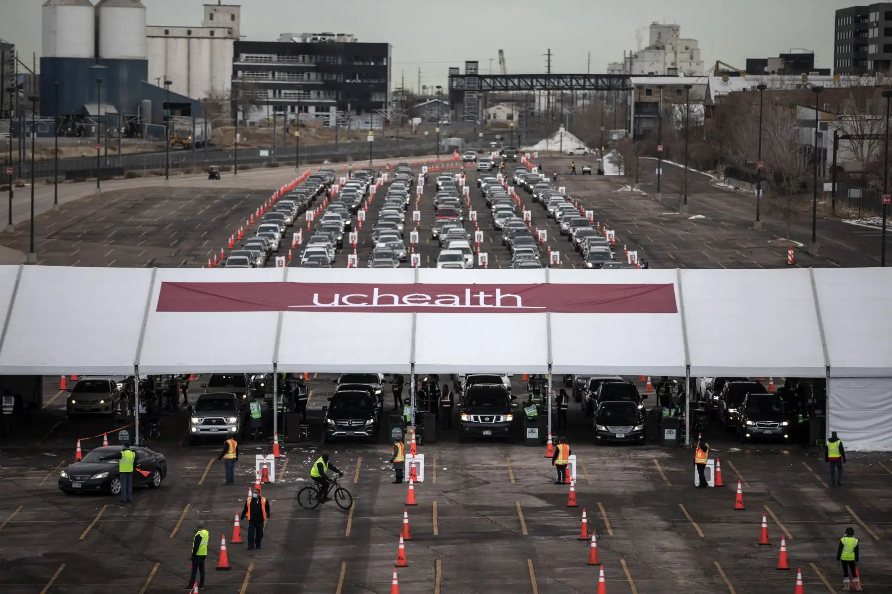 Los autos esperan en fila en un evento masivo de vacunación contra el covid -19 en Denver, Colorado, EE.UU.
Foto: AFP