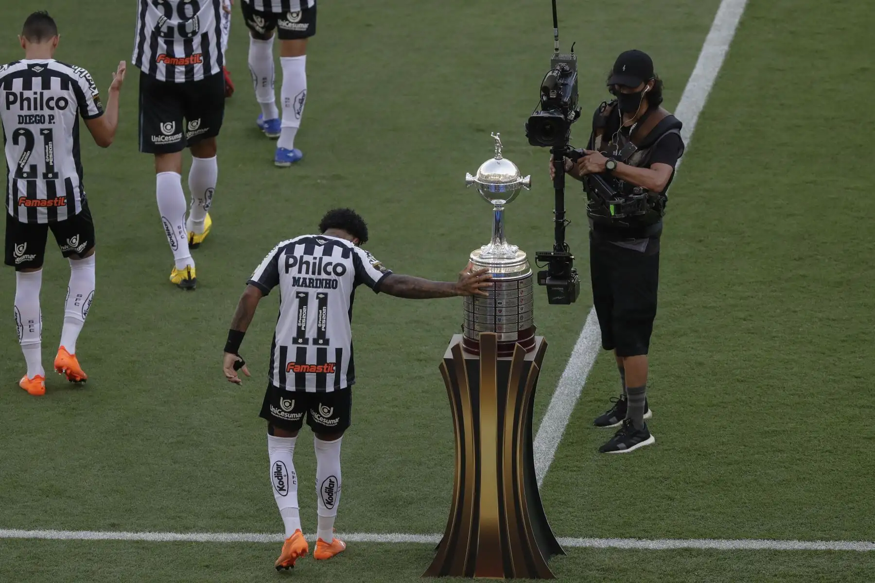 Marinho de Santos toca el trofeo antes de la final de la Copa Libertadores de Brasil contra el Palmeiras en el Estadio Maracaná de Río de Janeiro, Brasil. Foto: AFP