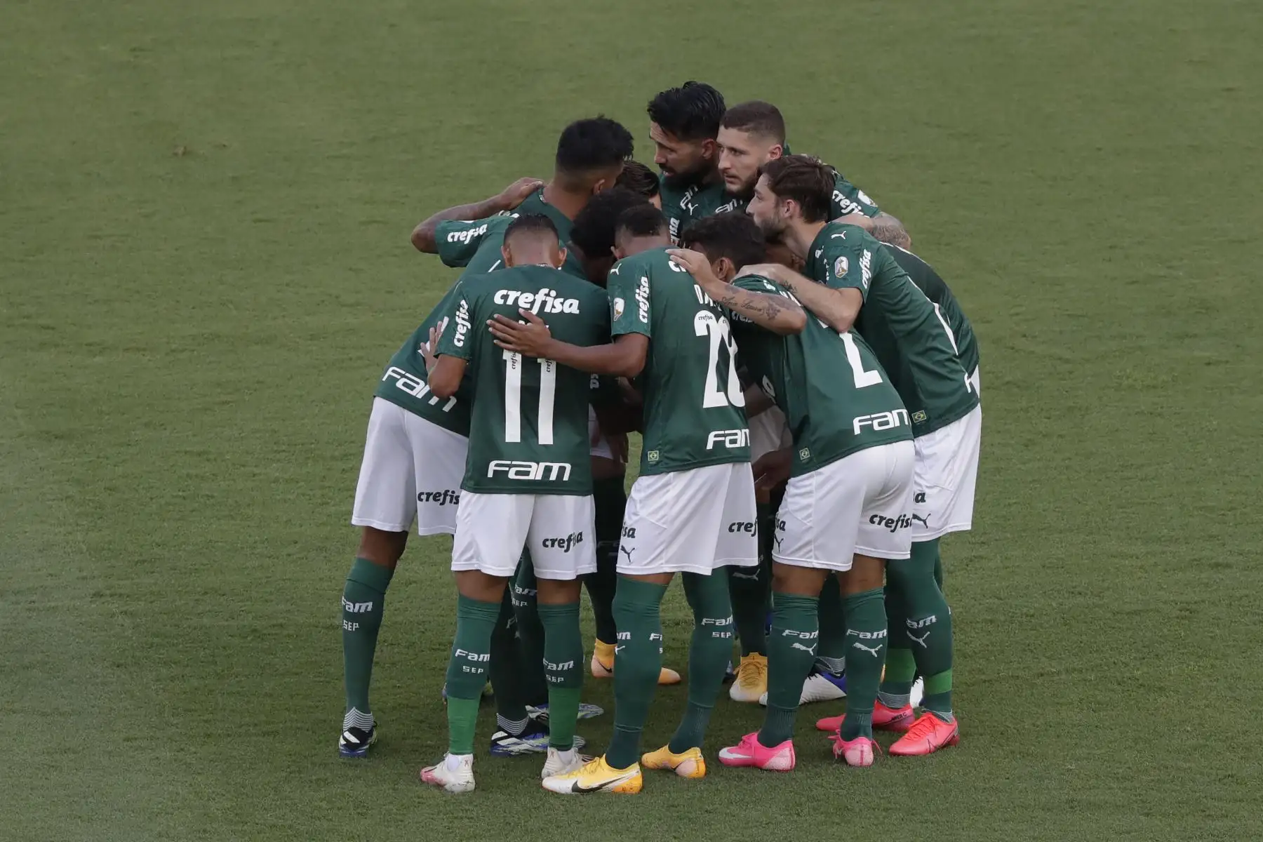 Los jugadores del Palmeiras se reúnen antes de la final de la Copa Libertadores de Brasil contra el Santos en el Estadio Maracaná de Río de Janeiro, Brasil. Foto: AFP