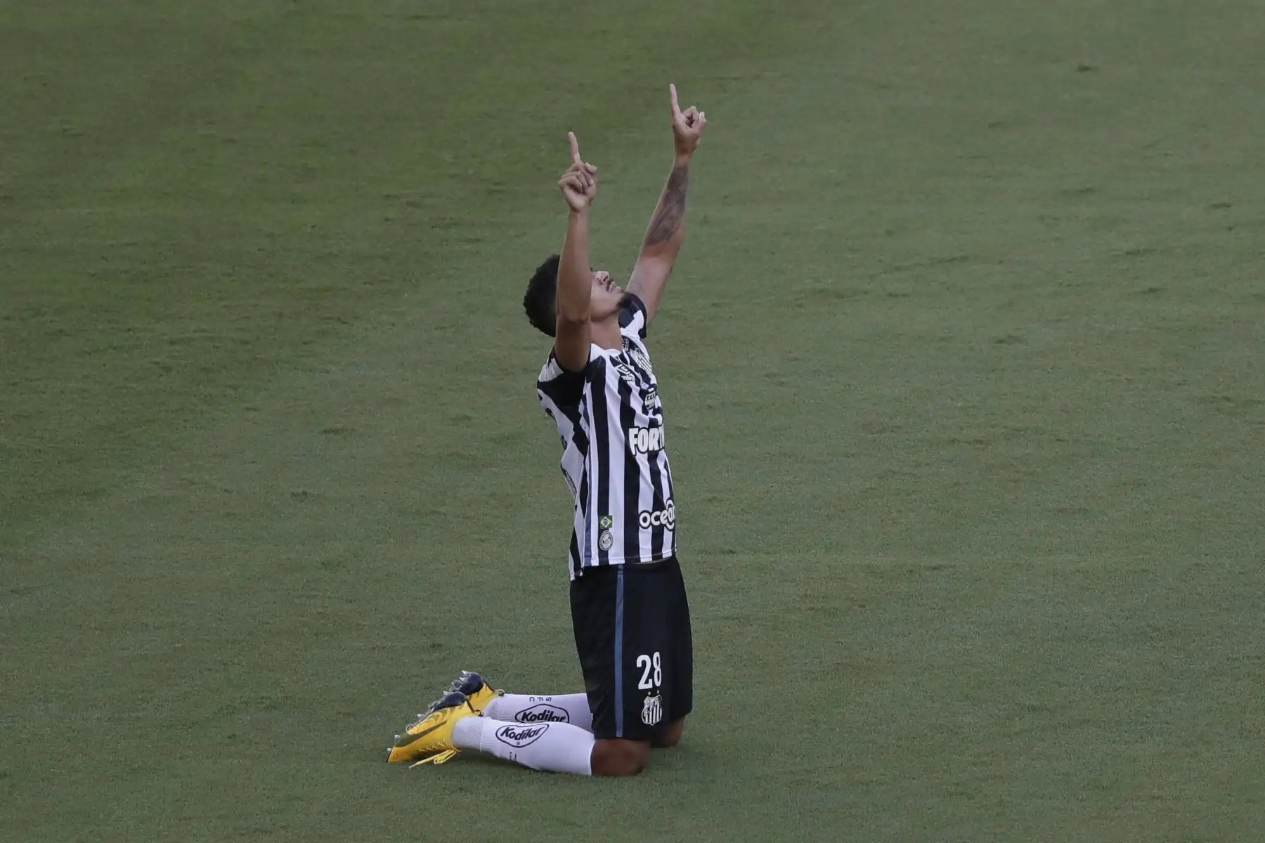 Lucas Verissimo de Santos reza antes del inicio de la final de la Copa Libertadores de Brasil contra el Palmeiras en el Estadio Maracaná de Río de Janeiro, Brasil. Foto: AFP