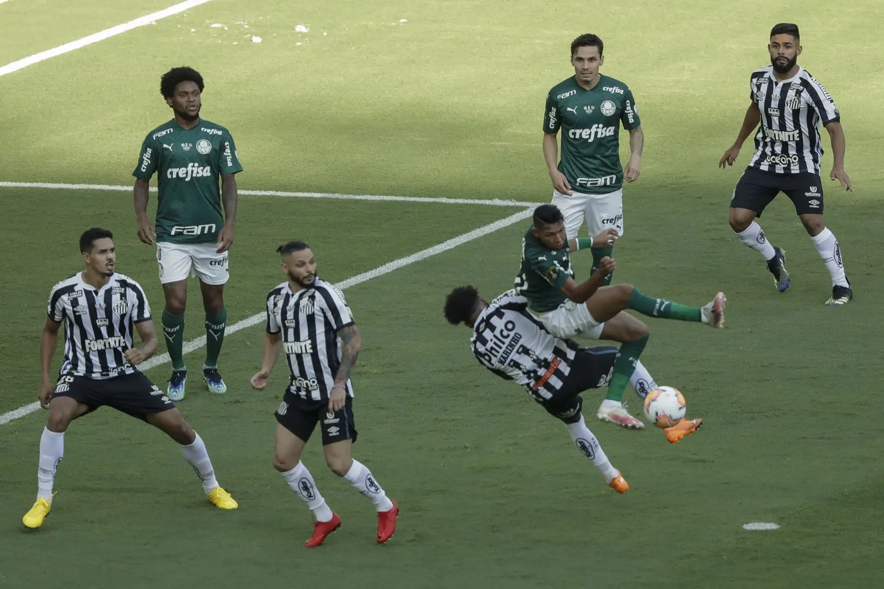 Rony (R) de Palmeiras y Marinho de Santos compiten por el balón durante la final de la Copa Libertadores de Brasil en el Estadio Maracaná de Río de Janeiro, Brasil Foto: AFP