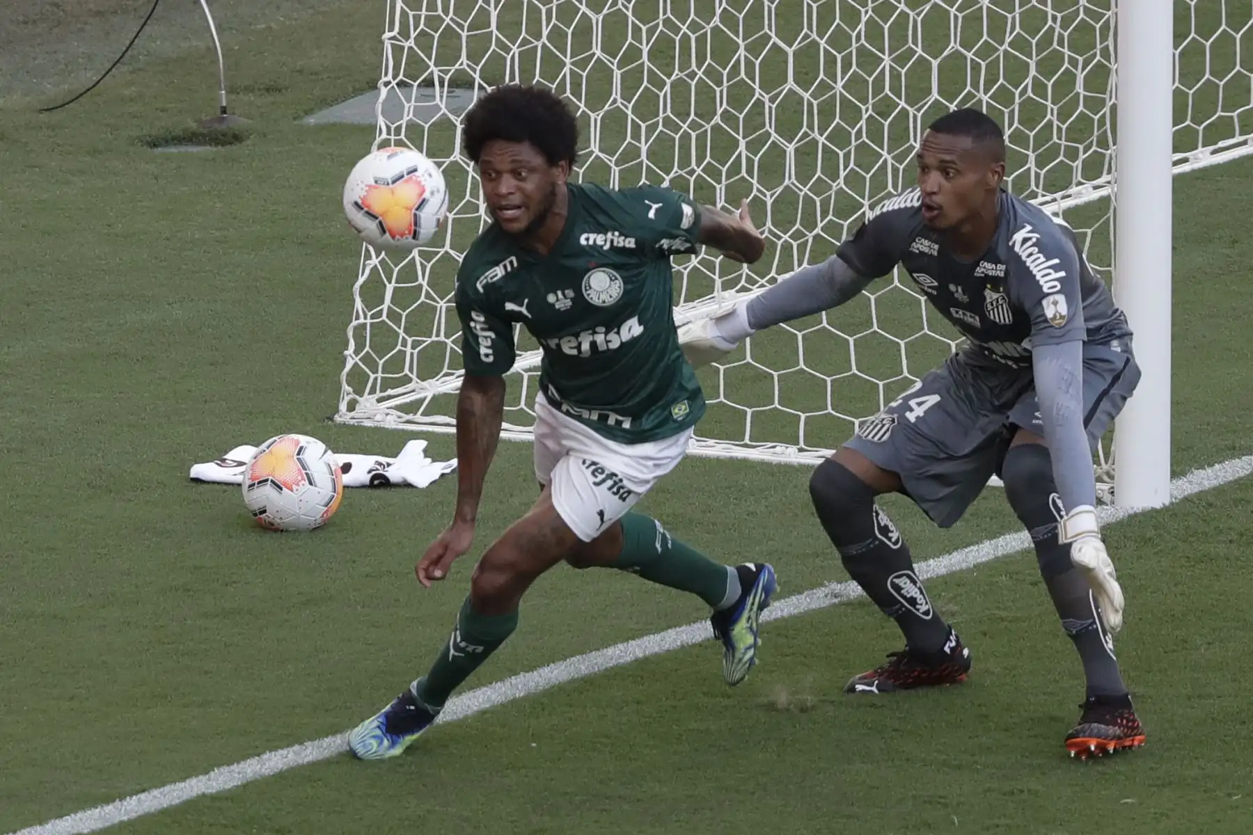 Luiz Adriano del Palmeiras es desafiado por el arquero del Santos, John, durante la final de la Copa Libertadores de Brasil en el estadio Maracaná de Río de Janeiro, Brasil. Foto: AFP
