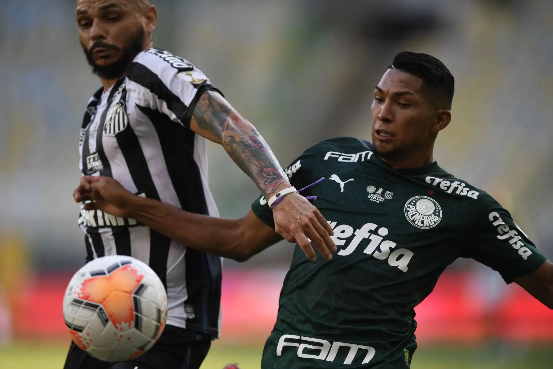 Para del Santos y Rony del Palmeiras compiten por el balón durante la final de la Copa Libertadores de Brasil en el Estadio Maracaná de Río de Janeiro, Brasil. Foto: AFP