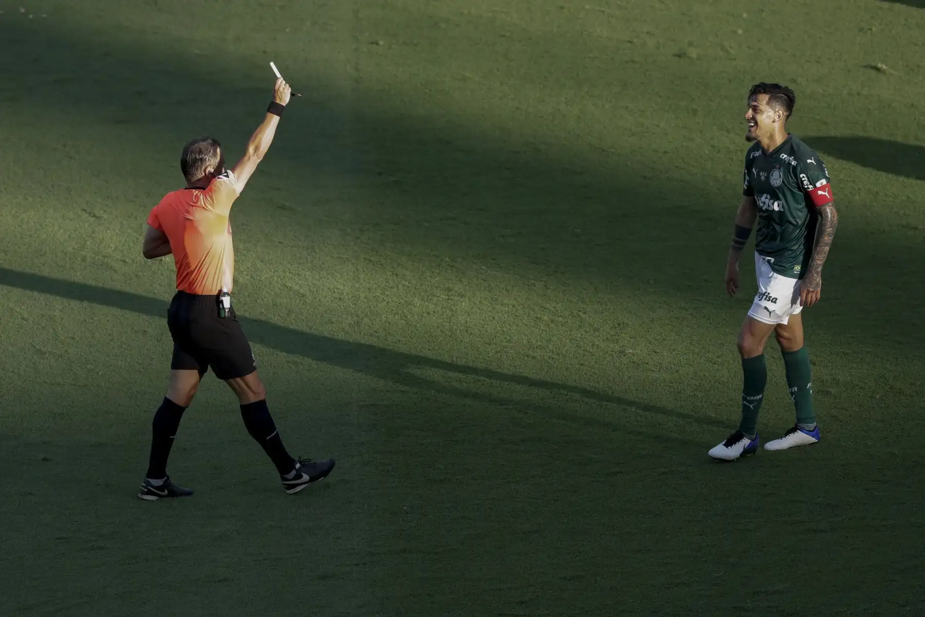 El árbitro argentino Patricio Loustau muestra la tarjeta amarilla al paraguayo Gustavo Gómez del Palmeiras mientras dirige la final de la Copa Libertadores de Brasil entre Palmeiras y Santos en el Estadio Maracaná de Río de Janeiro, Brasil. Foto: AFP