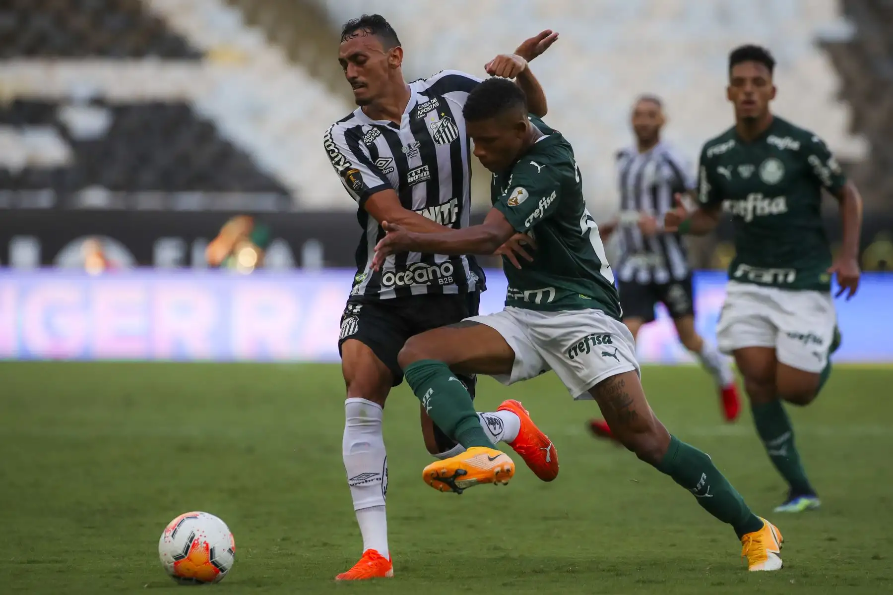 Diego Pituca de Santos y Danilo de Palmeiras compiten por el balón durante la final de la Copa Libertadores brasileña en el Estadio Maracaná de Río de Janeiro, Brasil. Foto: AFP