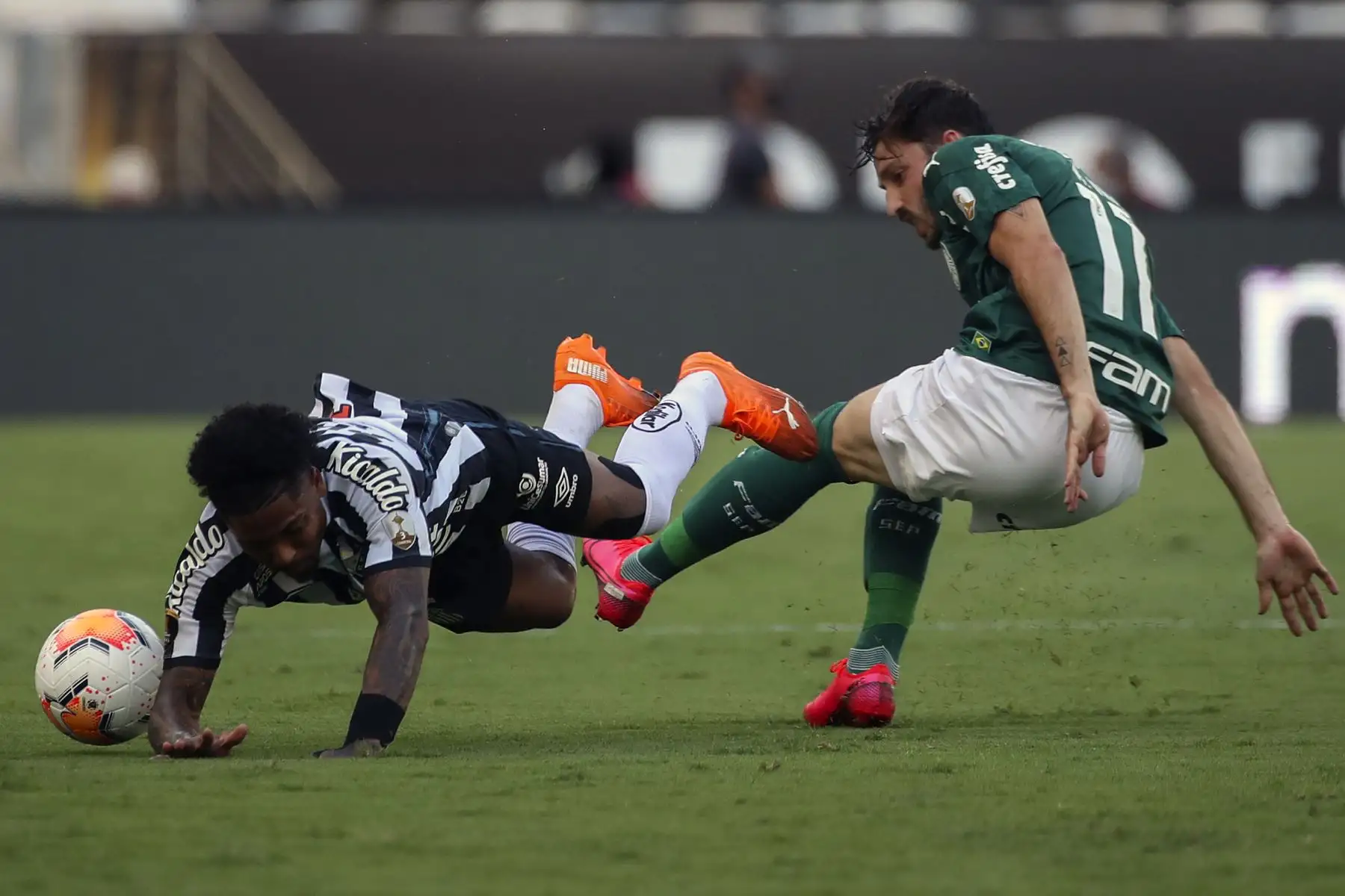Marinho del Santos cae junto al uruguayo Matías Vina del Palmeiras durante la final de la Copa Libertadores de Brasil en el estadio Maracaná de Río de Janeiro, Brasil. Foto: AFP