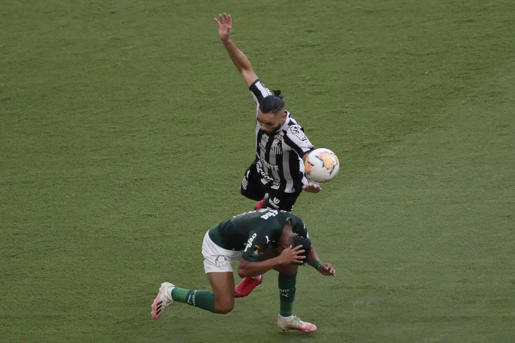 Para del Santos y Rony de Palmeiras compiten por el balón durante la final de la Copa Libertadores de Brasil en el Estadio Maracaná de Río de Janeiro, Brasil. Foto: AFP