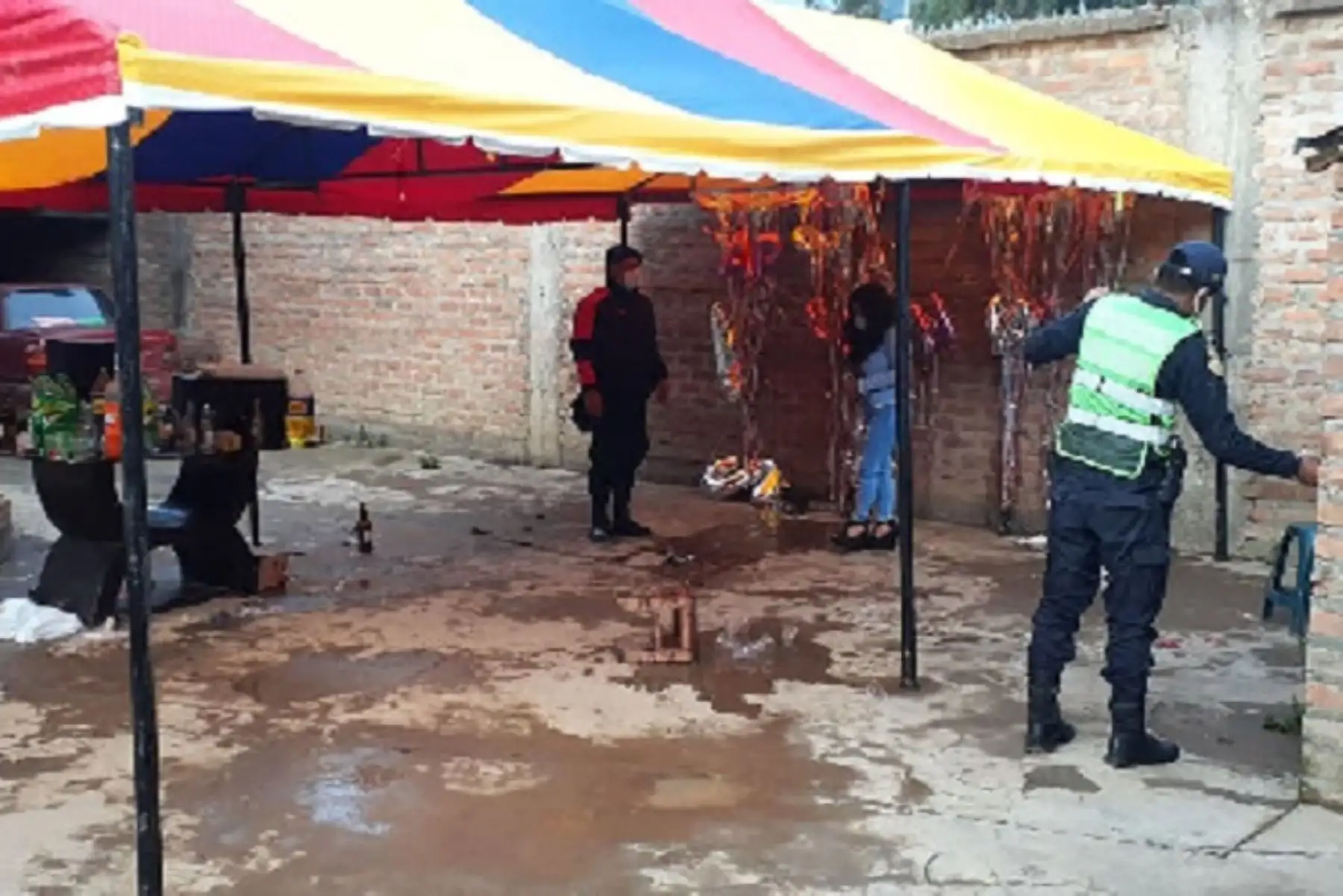 La intervención sorpresiva tuvo lugar en una vivienda situada en la intersección de los jirones Amazonas y Micaela Bastidas, en el sector de Azapampa dicho distrito, en la zona sur de la ciudad de Huancayo.