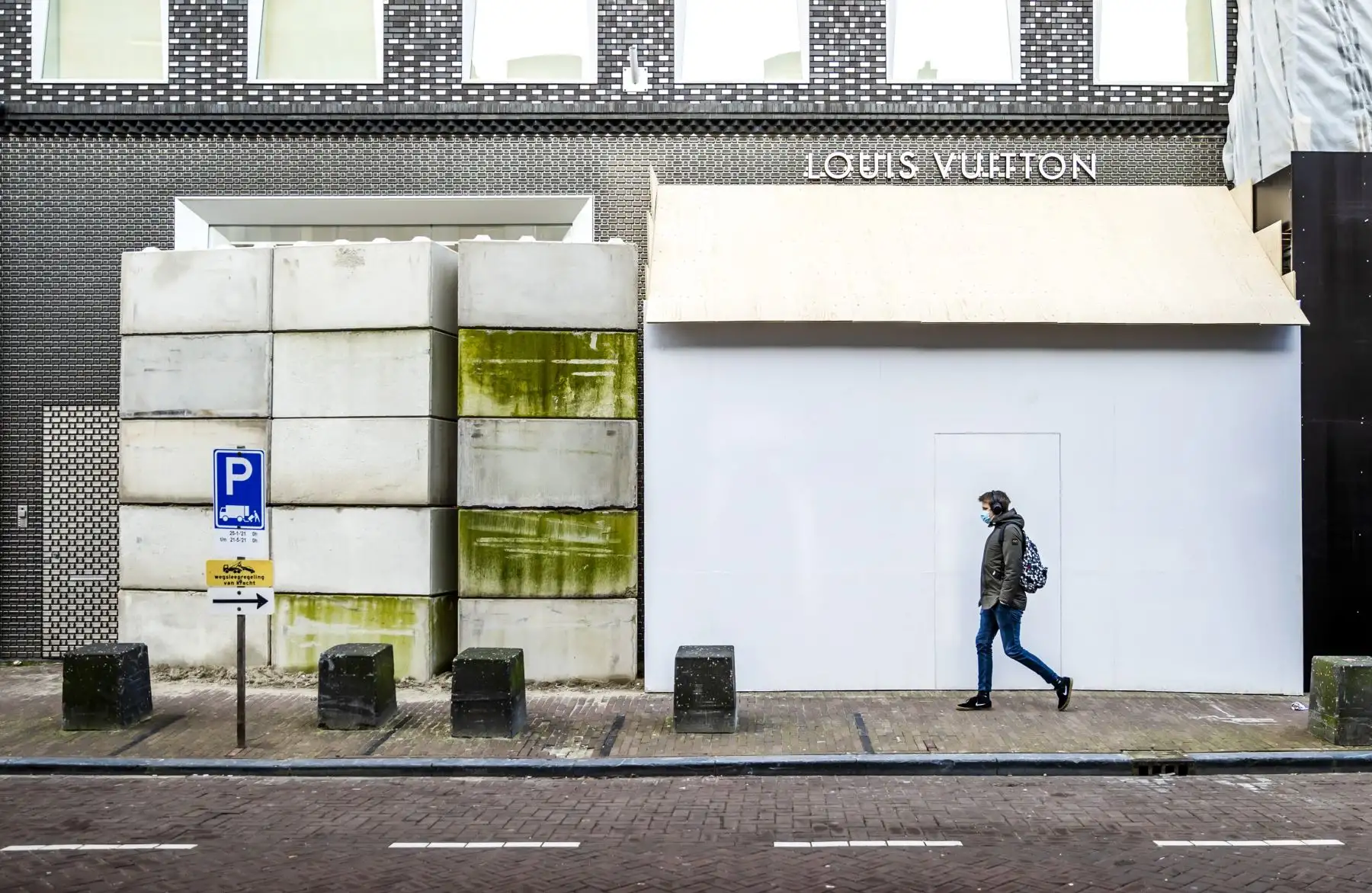 Un peatón pasa junto a una tienda de lujo con barricadas, ya que los minoristas temen daños si estallan disturbios en la elegante calle comercial PC Hooftstraat en Ámsterdam.
Foto: AFP