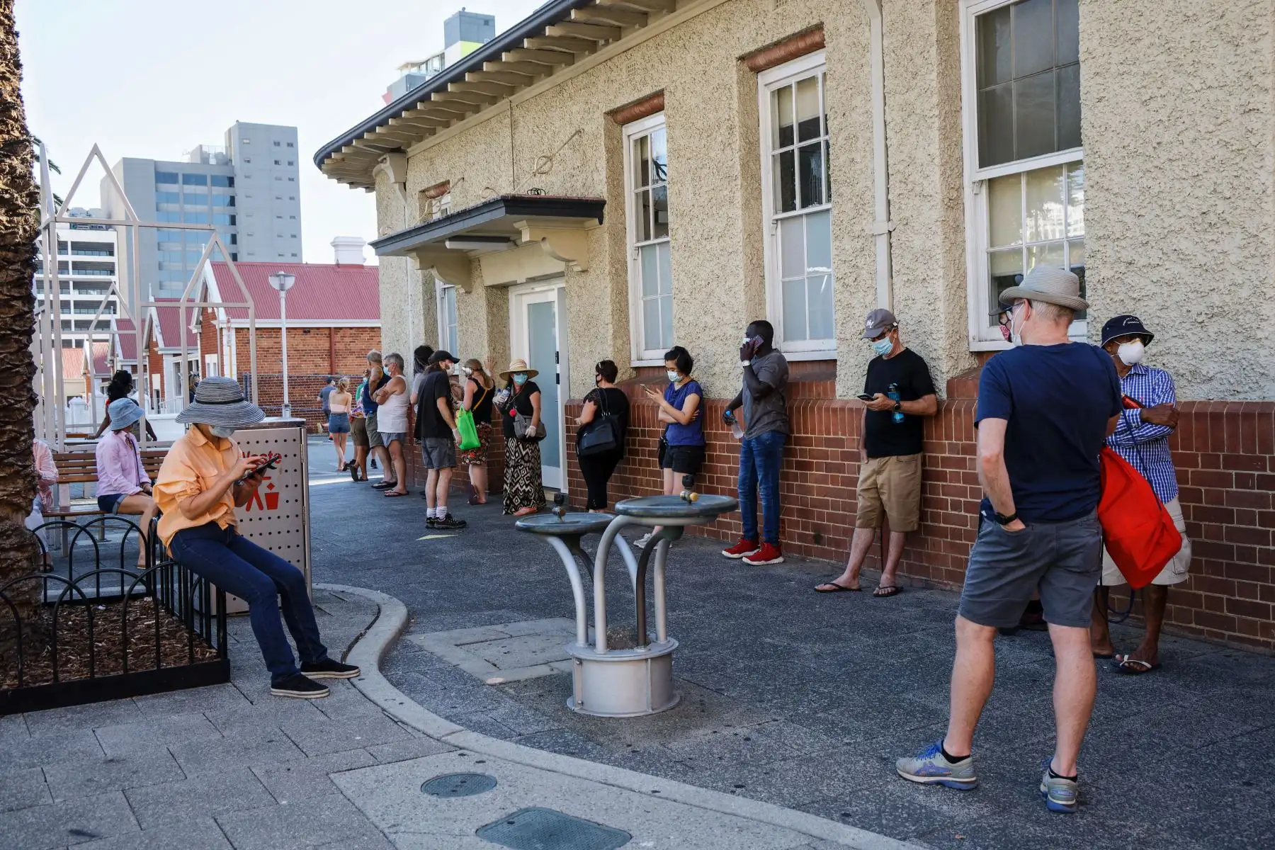 La gente espera en la fila para hacerse la prueba de Covid-19 en el Royal Perth Hospital en Perth, Australia.
Foto: AFP