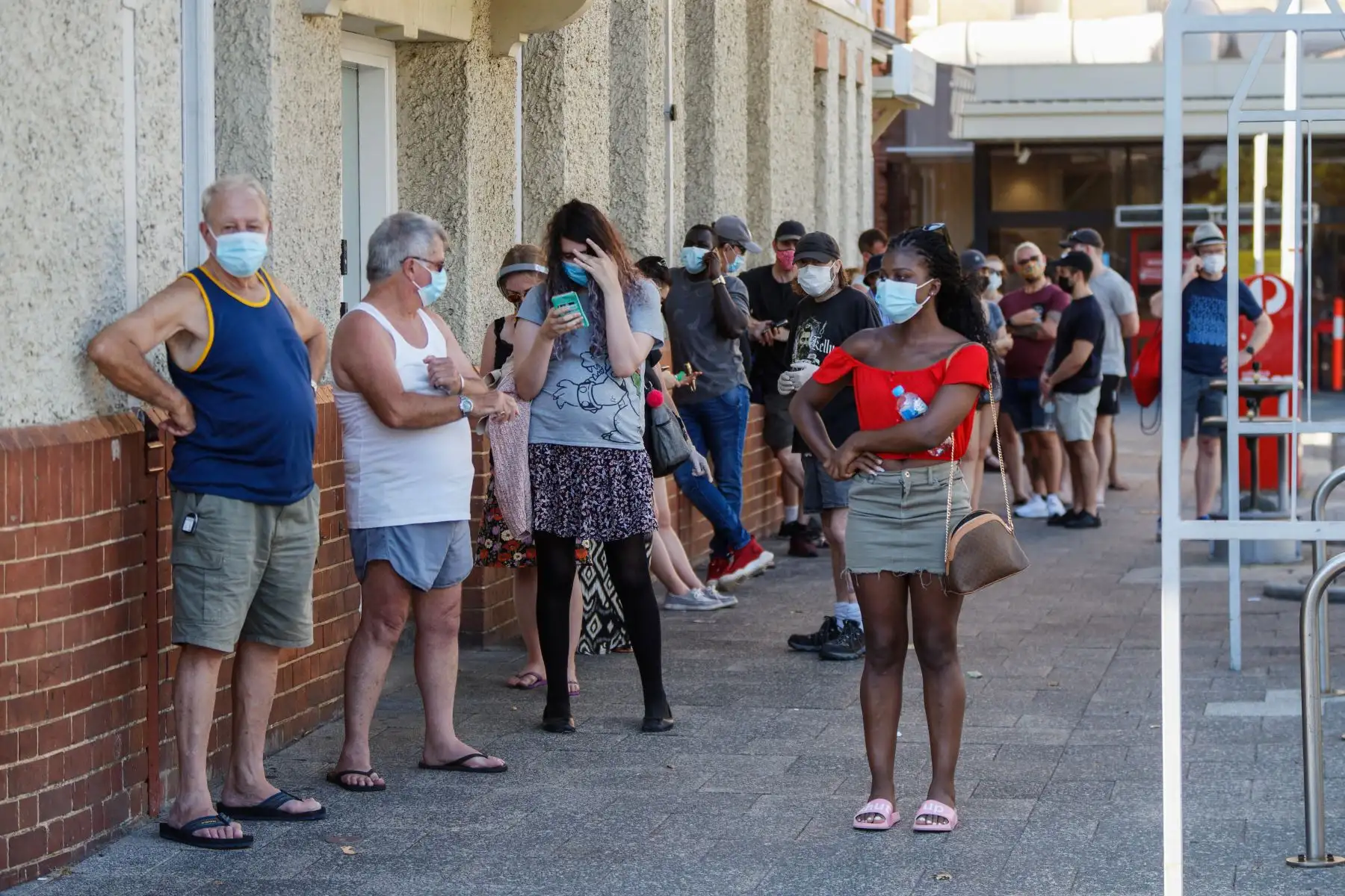 La gente espera en la fila para hacerse la prueba de Covid-19 en el Royal Perth Hospital en Perth, Australia.
Foto: AFP
