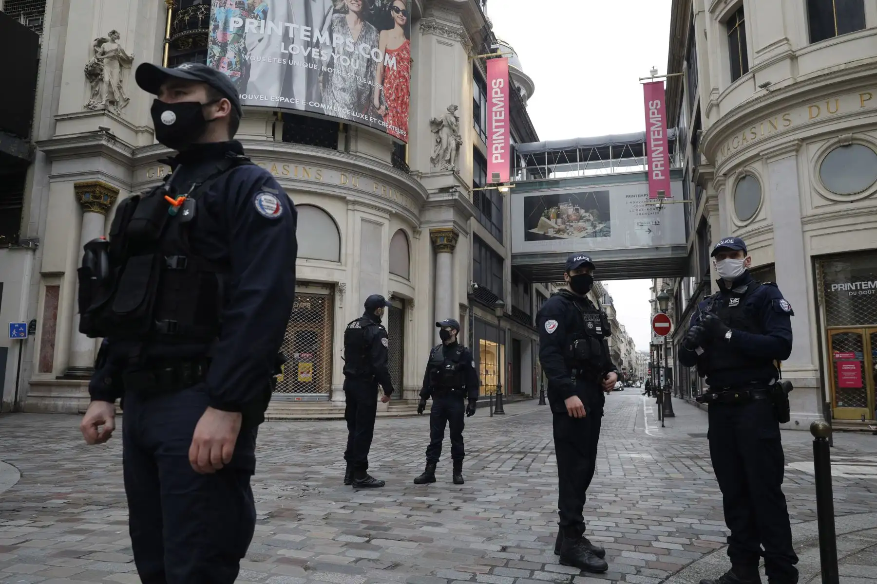 Los policías patrullan cerca del centro comercial Le Printemps en París, ya que los grandes centros comerciales están cerrados como medida para frenar la propagación del Covid-19. 
Foto: AFP