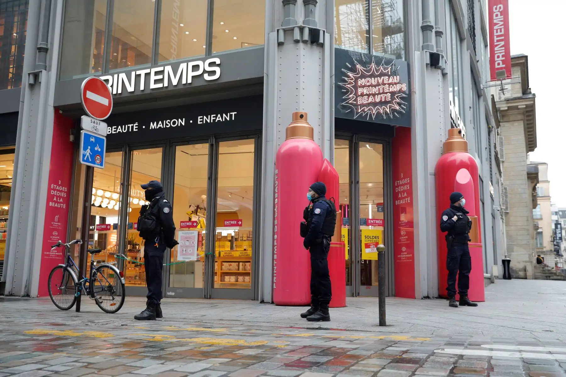 Los policías patrullan cerca del centro comercial Le Printemps en París, ya que los grandes centros comerciales están cerrados como medida para frenar la propagación del Covid-19. 
Foto: AFP
