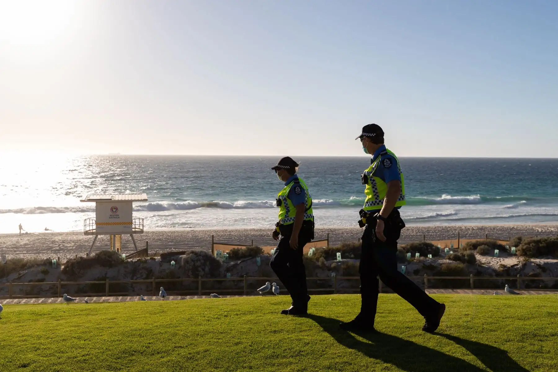 La policía patrulla la playa de Scarborough justo después de que entrara en vigor un bloqueo en Perth, Australia.
Foto: AFP