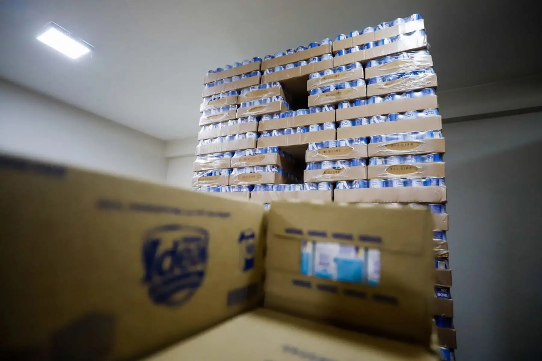Ministro de Cultura, Alejandro Neyra, entrega alimentos a los comedores populares de Villa María del Triunfo que beneficiará a más de 165 comedores como parte de la Operación de Donaciones. 
Foto: Mincul