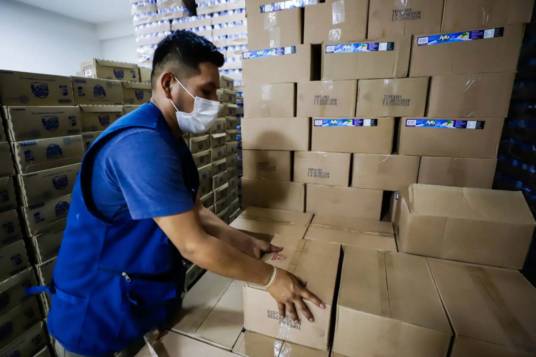Ministro de Cultura, Alejandro Neyra, entrega alimentos a los comedores populares de Villa María del Triunfo que beneficiará a más de 165 comedores como parte de la Operación de Donaciones. 
Foto: Mincul