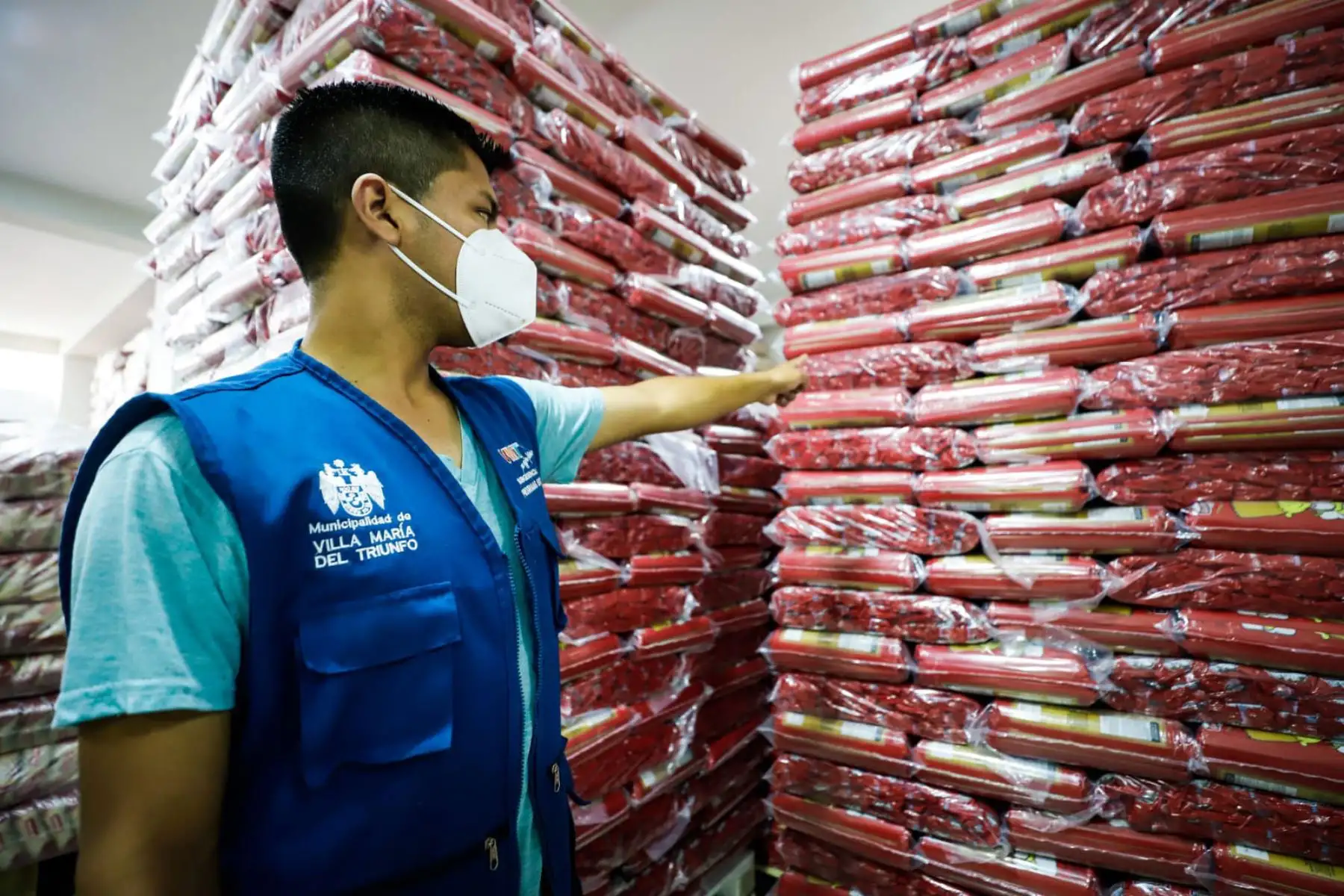 Ministro de Cultura, Alejandro Neyra, entrega alimentos a los comedores populares de Villa María del Triunfo que beneficiará a más de 165 comedores como parte de la Operación de Donaciones. 
Foto: Mincul