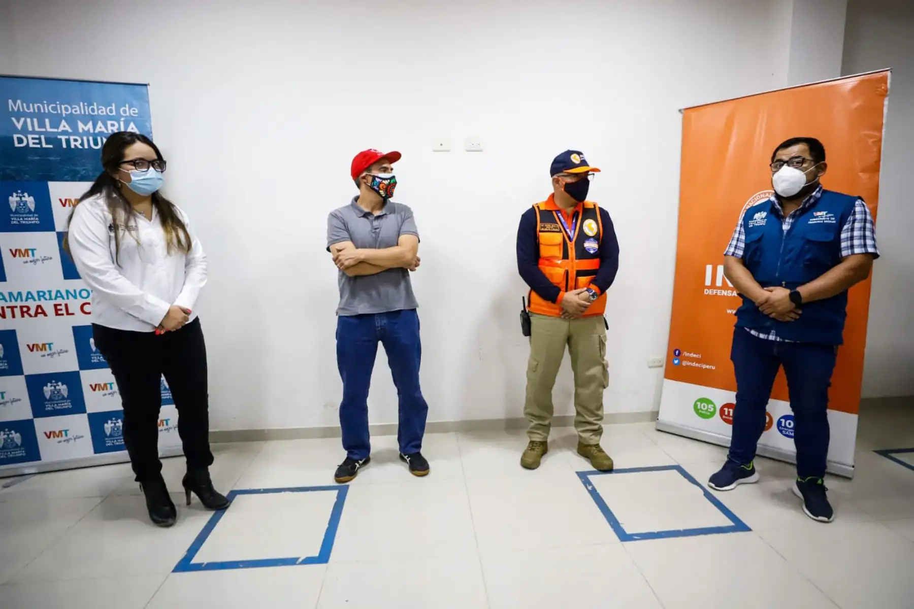 Ministro de Cultura, Alejandro Neyra, entrega alimentos a los comedores populares de Villa María del Triunfo que beneficiará a más de 165 comedores como parte de la Operación de Donaciones. 
Foto: Mincul