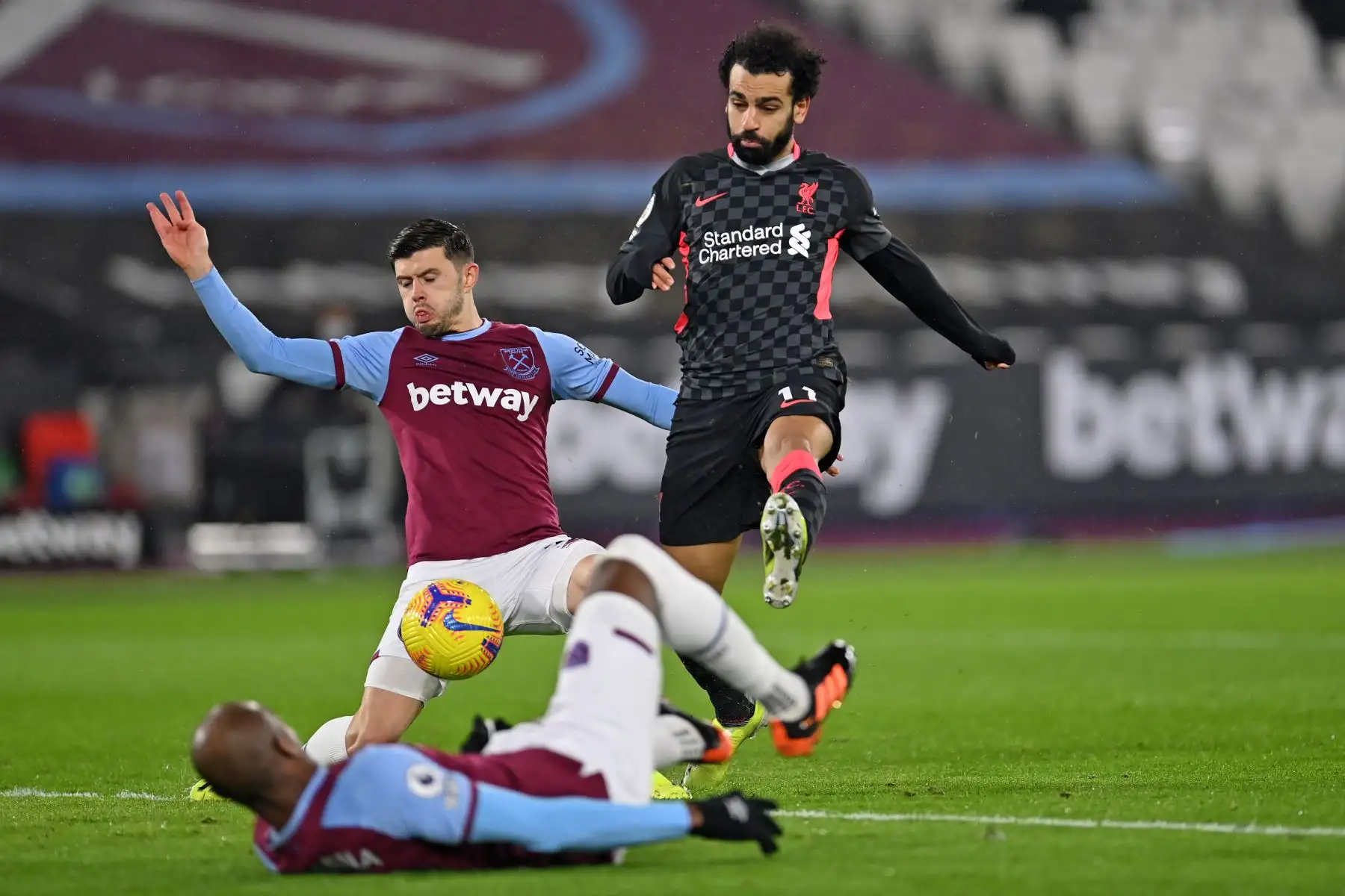 El mediocampista egipcio del Liverpool Mohamed Salah  es abordado por el defensor inglés del West Ham United Aaron Cresswell  durante el partido de fútbol de la Premier League inglesa entre West Ham United y Liverpool en el London Stadium,
Foto: AFP
