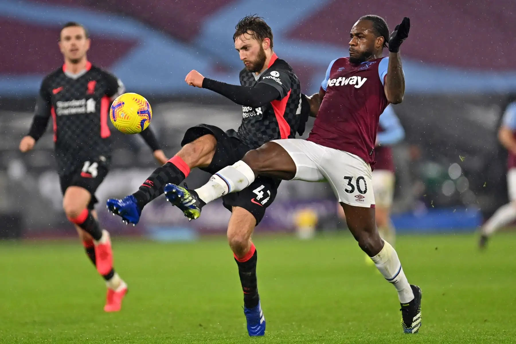El centrocampista inglés del West Ham United Michail Antonio compite con el defensor inglés del Liverpool Nathaniel Phillips durante el partido de fútbol de la Premier League inglesa entre West Ham United y Liverpool en el London Stadium.
Foto: AFP