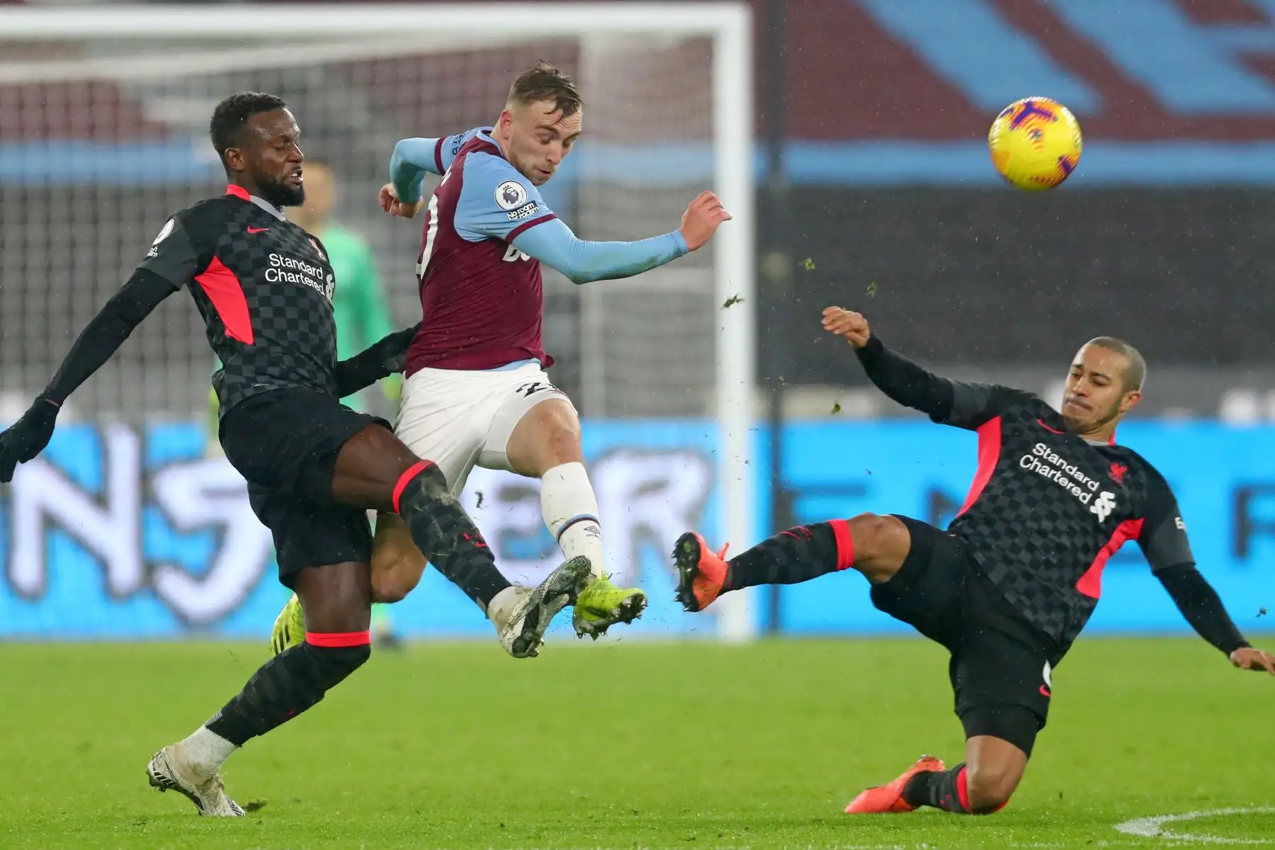 El delantero inglés del West Ham United Jarrod Bowen  compite con el delantero belga del Liverpool Divock Origi  y el mediocampista español del Liverpool Thiago Alcantara durante el partido de fútbol de la Premier League inglesa entre West Ham United y Liverpool en el London Stadium.
Foto: AFP