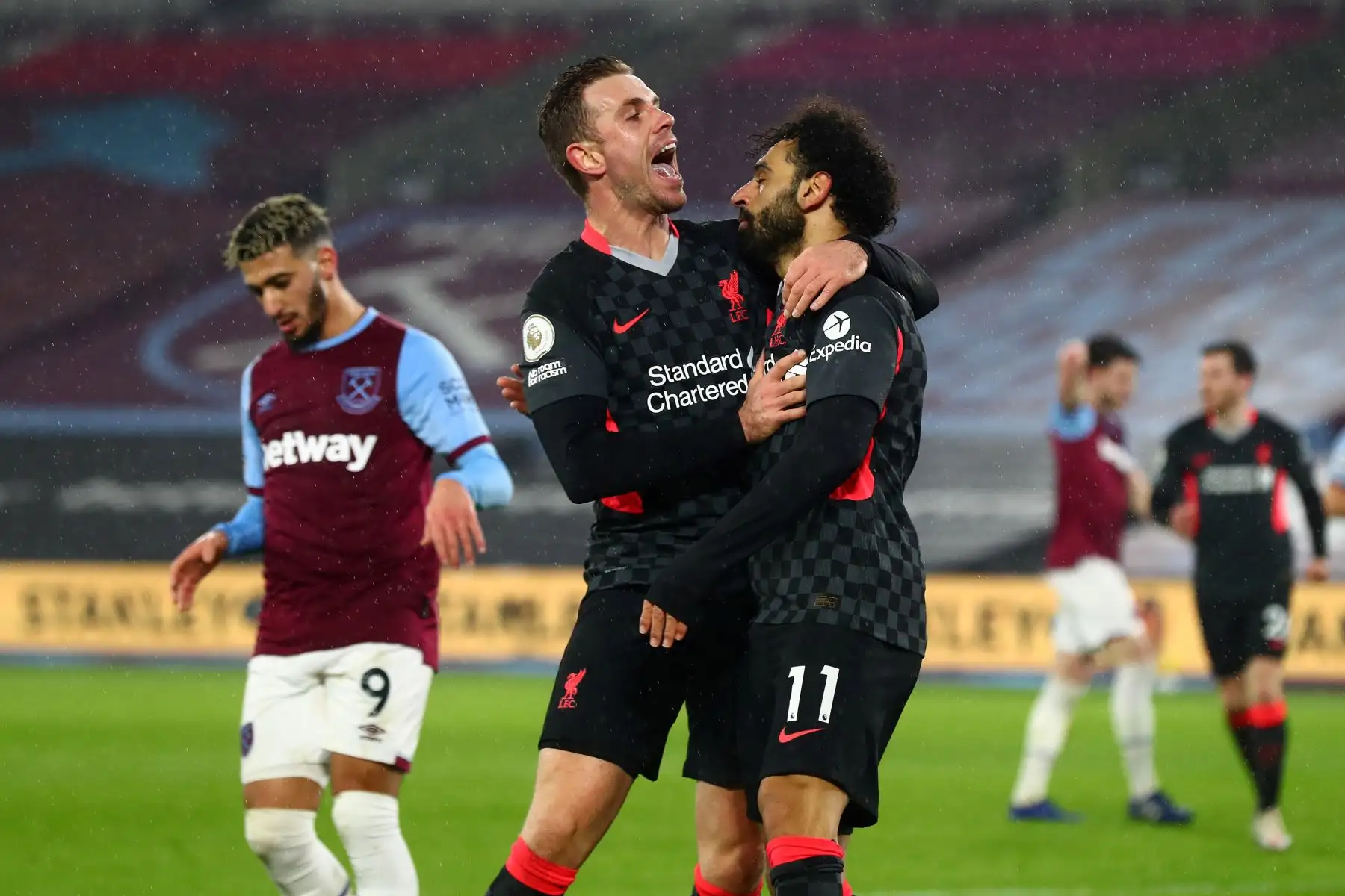 El mediocampista egipcio del Liverpool, Mohamed Salah, celebra anotar el segundo gol de su equipo con el mediocampista inglés del Liverpool, Jordan Henderson, durante el partido de fútbol de la Premier League inglesa entre West Ham United y Liverpool en el London Stadium.
Foto: AFP