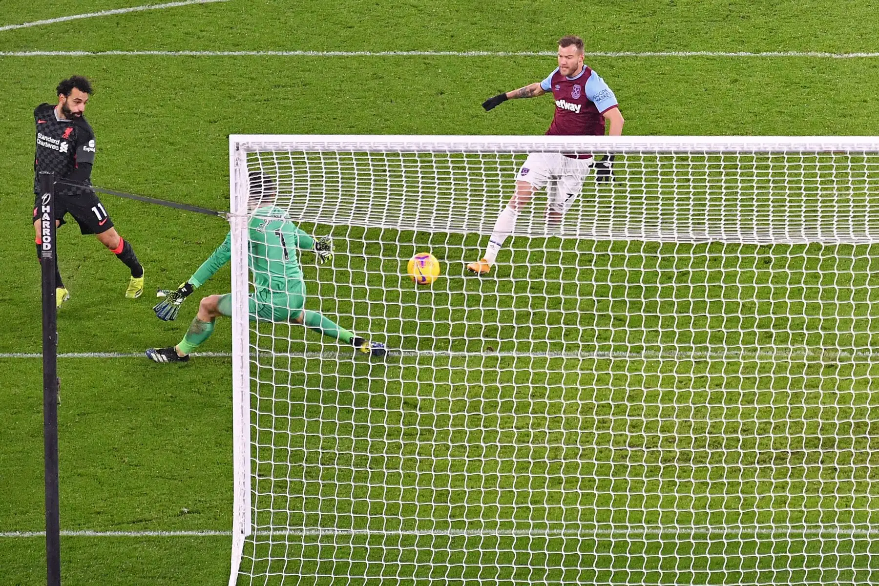 /El centrocampista egipcio del Liverpool Mohamed Salah dispara al portero polaco del West Ham United, Lukasz Fabianski , para marcar su segundo gol durante el partido de fútbol de la Premier League inglesa entre West Ham United y Liverpool en el London Stadium.
Foto: AFP