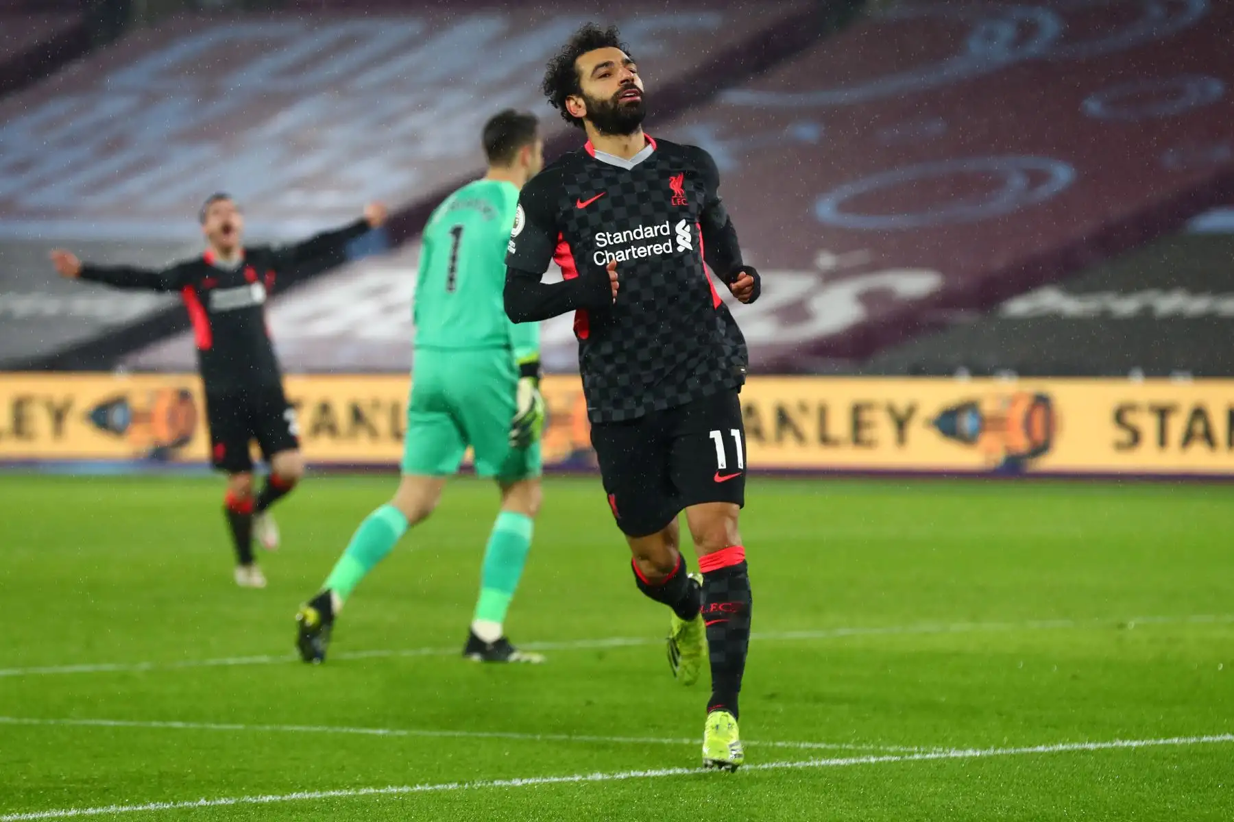 El mediocampista egipcio del Liverpool Mohamed Salah celebra el segundo gol de su equipo durante el partido de fútbol de la Premier League inglesa entre West Ham United y Liverpool en el London Stadium.
Foto: AFP
