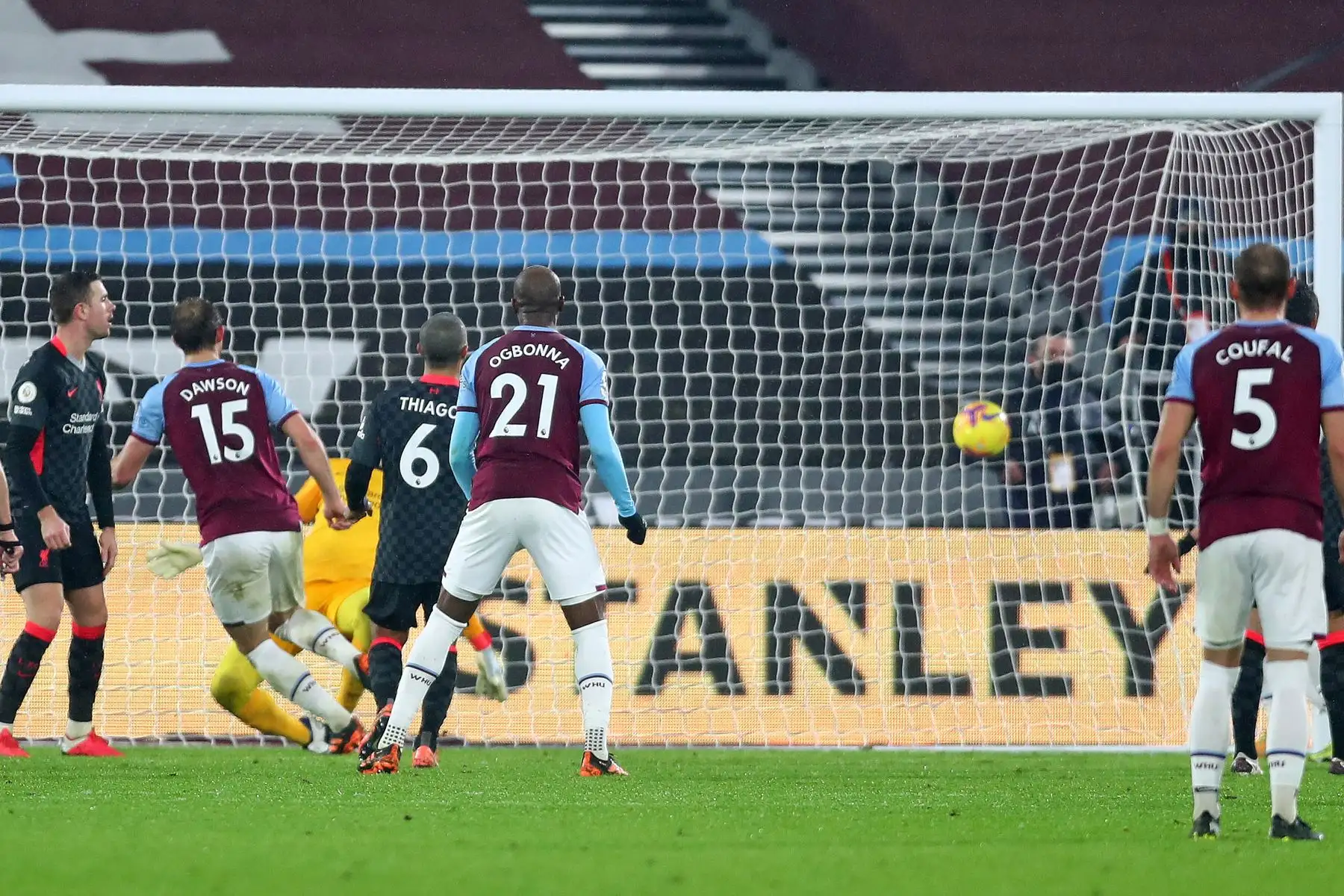 El defensor inglés del West Ham United Craig Dawson  anota el primer gol de su equipo durante el partido de fútbol de la Premier League inglesa entre West Ham United y Liverpool en el London Stadium.
Foto: AFP