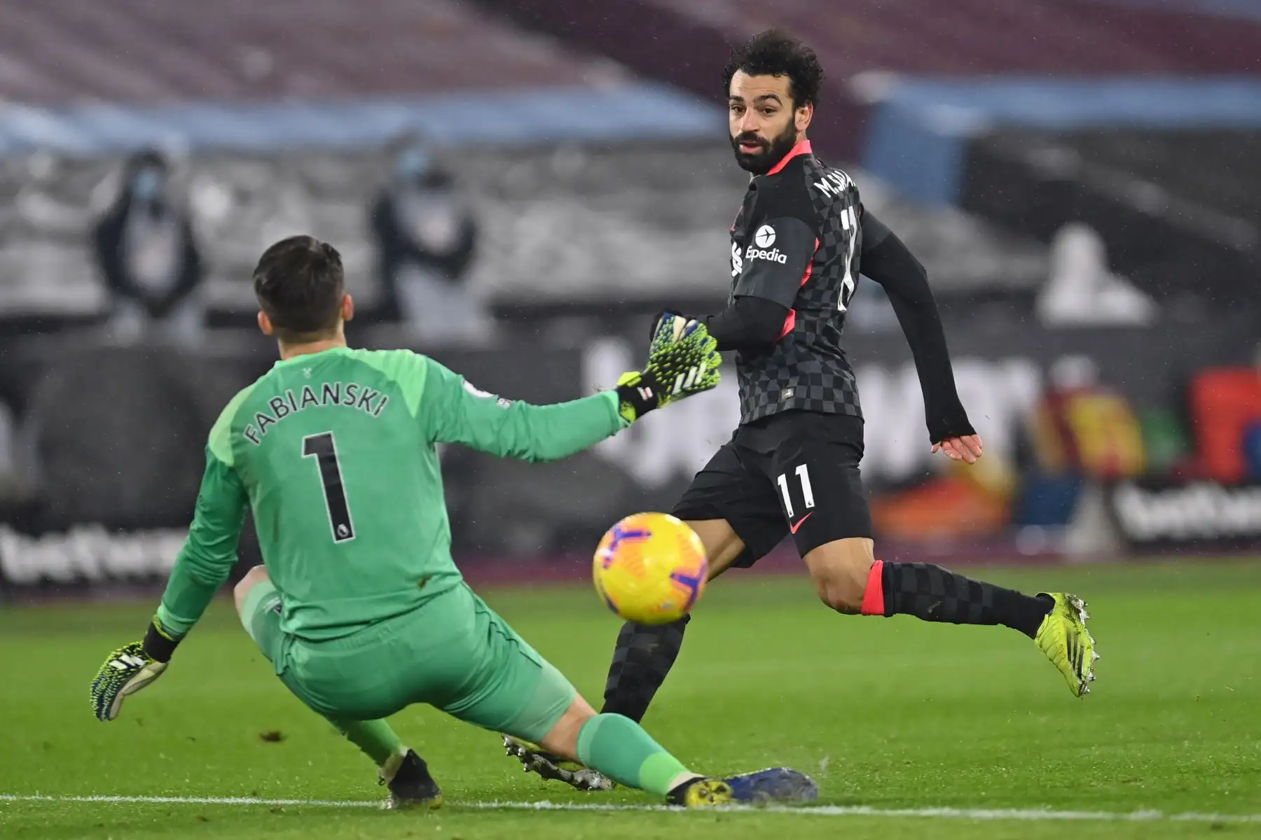 El centrocampista egipcio del Liverpool, Mohamed Salah (R), dispara al portero polaco del West Ham United, Lukasz Fabianski (L), para marcar su segundo gol durante el partido de fútbol de la Premier League inglesa entre West Ham United y Liverpool en el London Stadium.
Foto: AFP