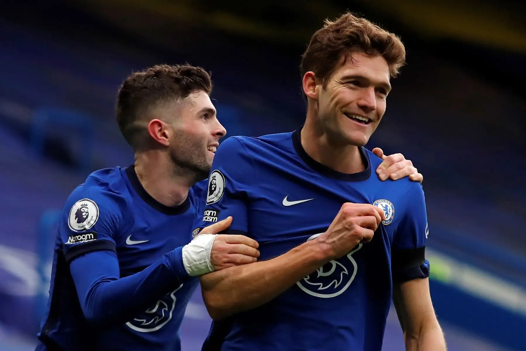 El defensor español del Chelsea, Marcos Alonso , celebra el segundo gol de su equipo con el mediocampista estadounidense del Chelsea, Christian Pulisic, durante el partido de fútbol de la Premier League inglesa entre Chelsea y Burnley en Stamford Bridge en Londres.
Foto: AFP