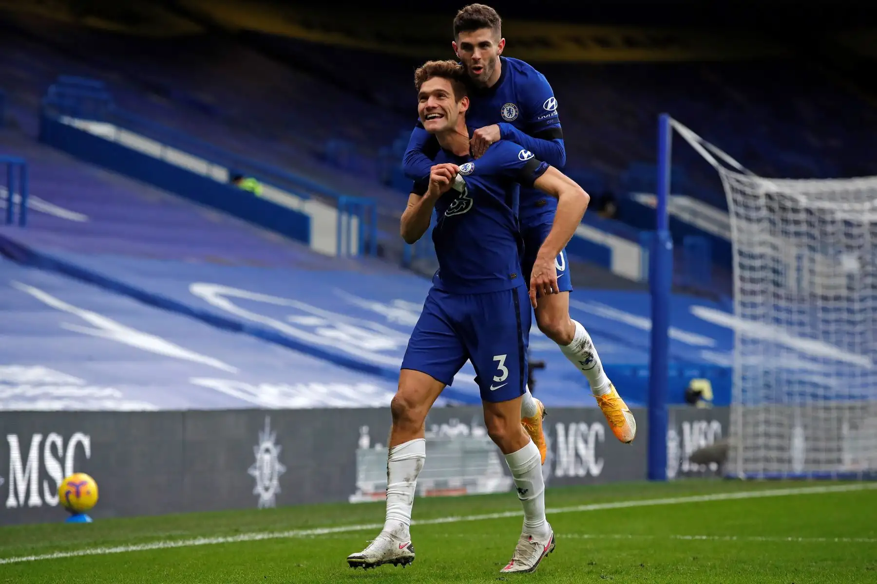 El defensor español del Chelsea Marcos Alonso, celebra anotar el segundo gol de su equipo con el mediocampista estadounidense del Chelsea Christian Pulisic durante el partido de fútbol de la Premier League inglesa entre Chelsea y Burnley en Stamford Bridge en Londres.
Foto: AFP