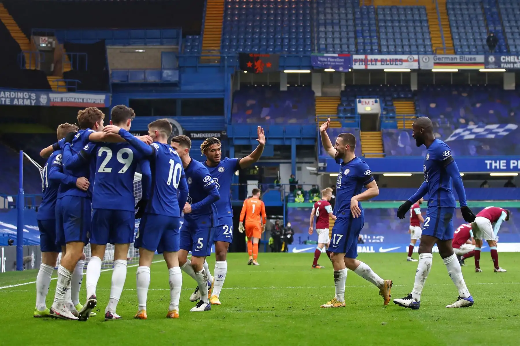 El defensa español del Chelsea, Marcos Alonso, es felicitado por sus compañeros de equipo después de anotar el segundo gol de su equipo durante el partido de fútbol de la Premier League inglesa entre Chelsea y Burnley en Stamford Bridge en Londres.
Foto: AFP