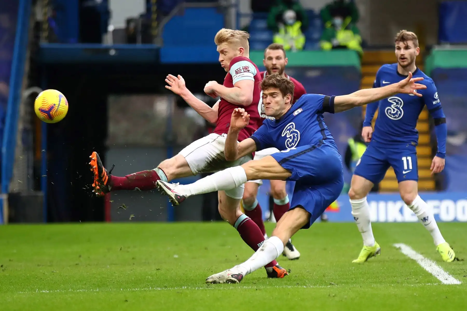 El defensor español del Chelsea Marcos Alonso  anota el segundo gol de su equipo durante el partido de fútbol de la Premier League inglesa entre Chelsea y Burnley en Stamford Bridge en Londres.
Foto: AFP