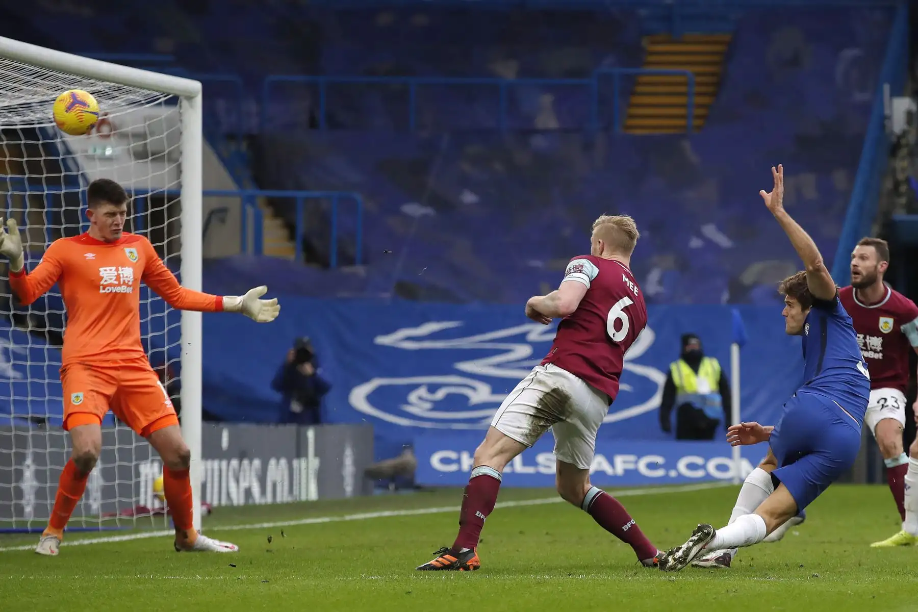 El defensor español del Chelsea Marcos Alonso  anota el segundo gol de su equipo más allá del portero inglés del Burnley Nick Pope durante el partido de fútbol de la Premier League inglesa entre Chelsea y Burnley en Stamford Bridge en Londres.
Foto: AFP