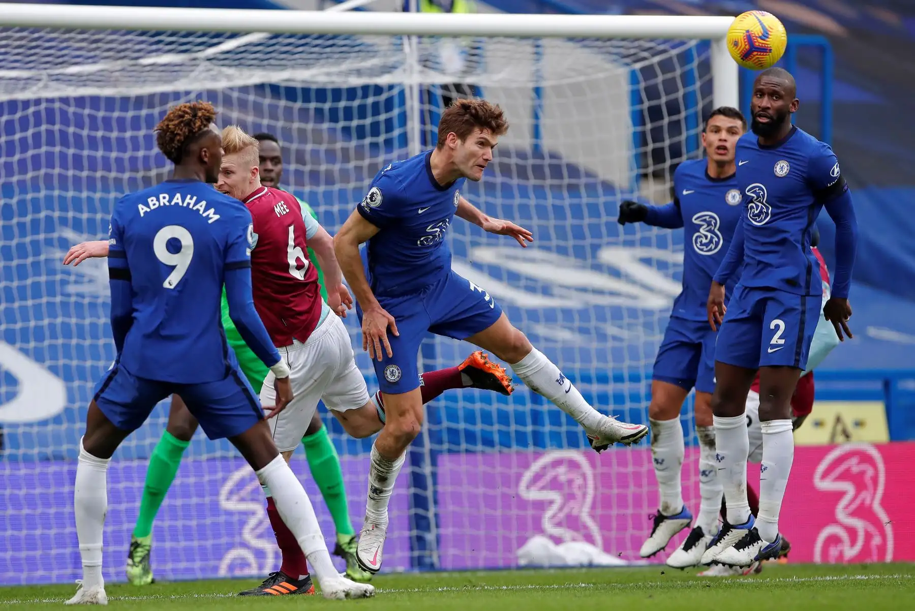 El defensor español del Chelsea, Marcos Alonso , cabecea el balón durante el partido de fútbol de la Premier League inglesa entre Chelsea y Burnley en Stamford Bridge en Londres.
Foto: AFP