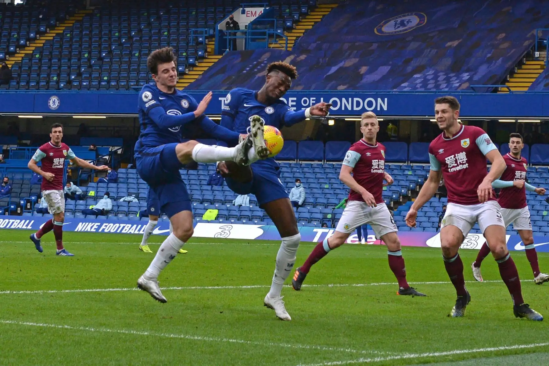 El defensor español del Chelsea Marcos Alonso  anota el segundo gol de su equipo más allá del portero inglés del Burnley Nick Pope durante el partido de fútbol de la Premier League inglesa entre Chelsea y Burnley en Stamford Bridge en Londres.
Foto: AFP