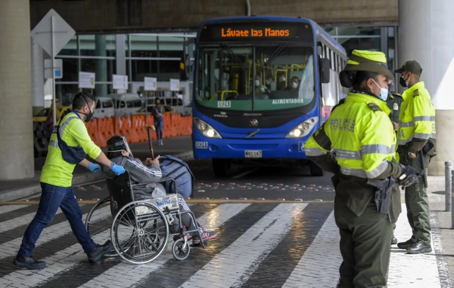Policías colombianos montan guardia en el aeropuerto internacional El Dorado luego de que el Gobierno suspendiera vuelos desde Brasil debido a la variante brasileña de Sars-Cov-2 en Bogotá. Foto: AFP