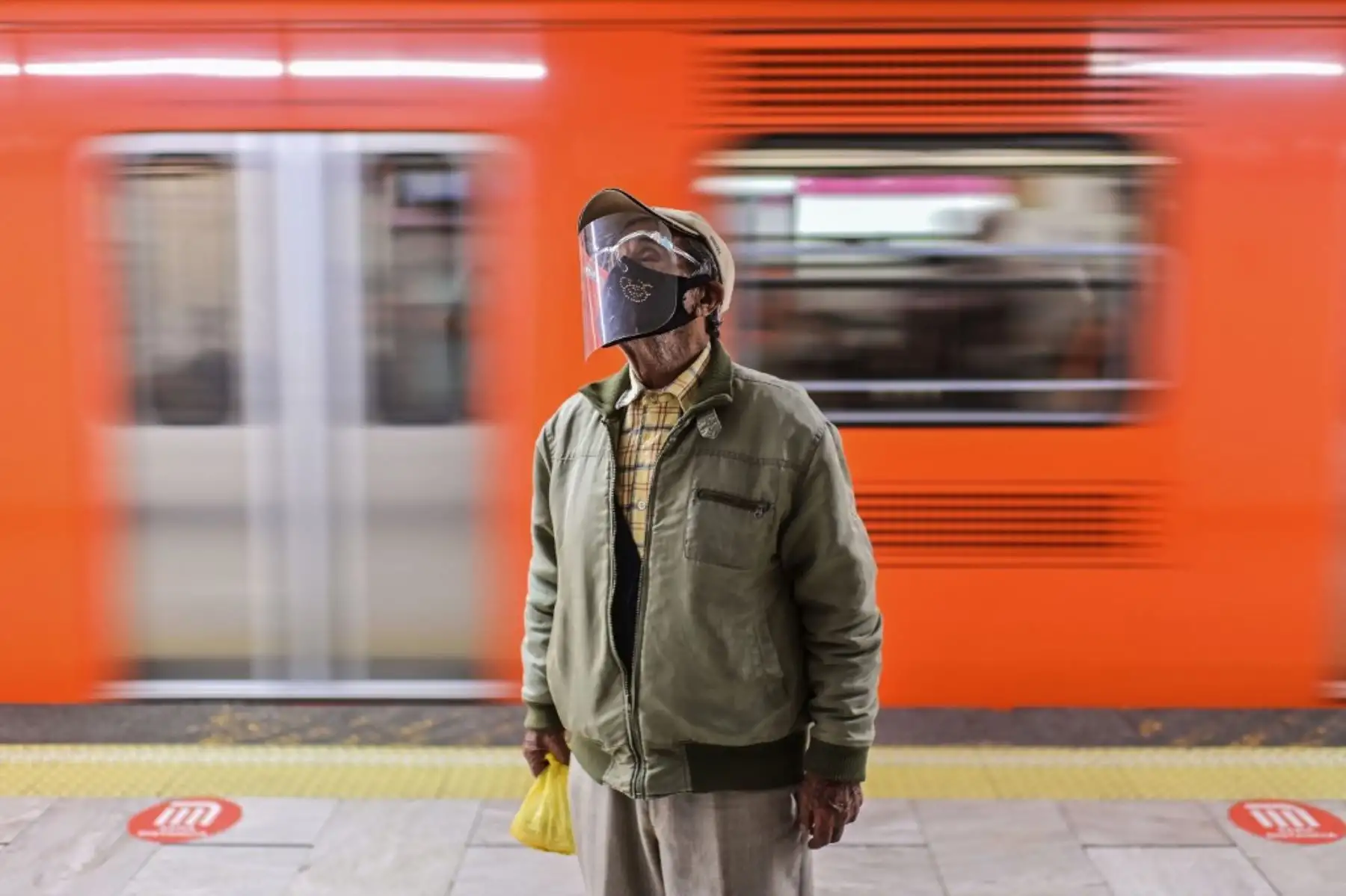 Un hombre usa una mascarilla como medida preventiva contra la propagación del Coronavirus en una estación de metro de la Ciudad de México. Foto: AFP