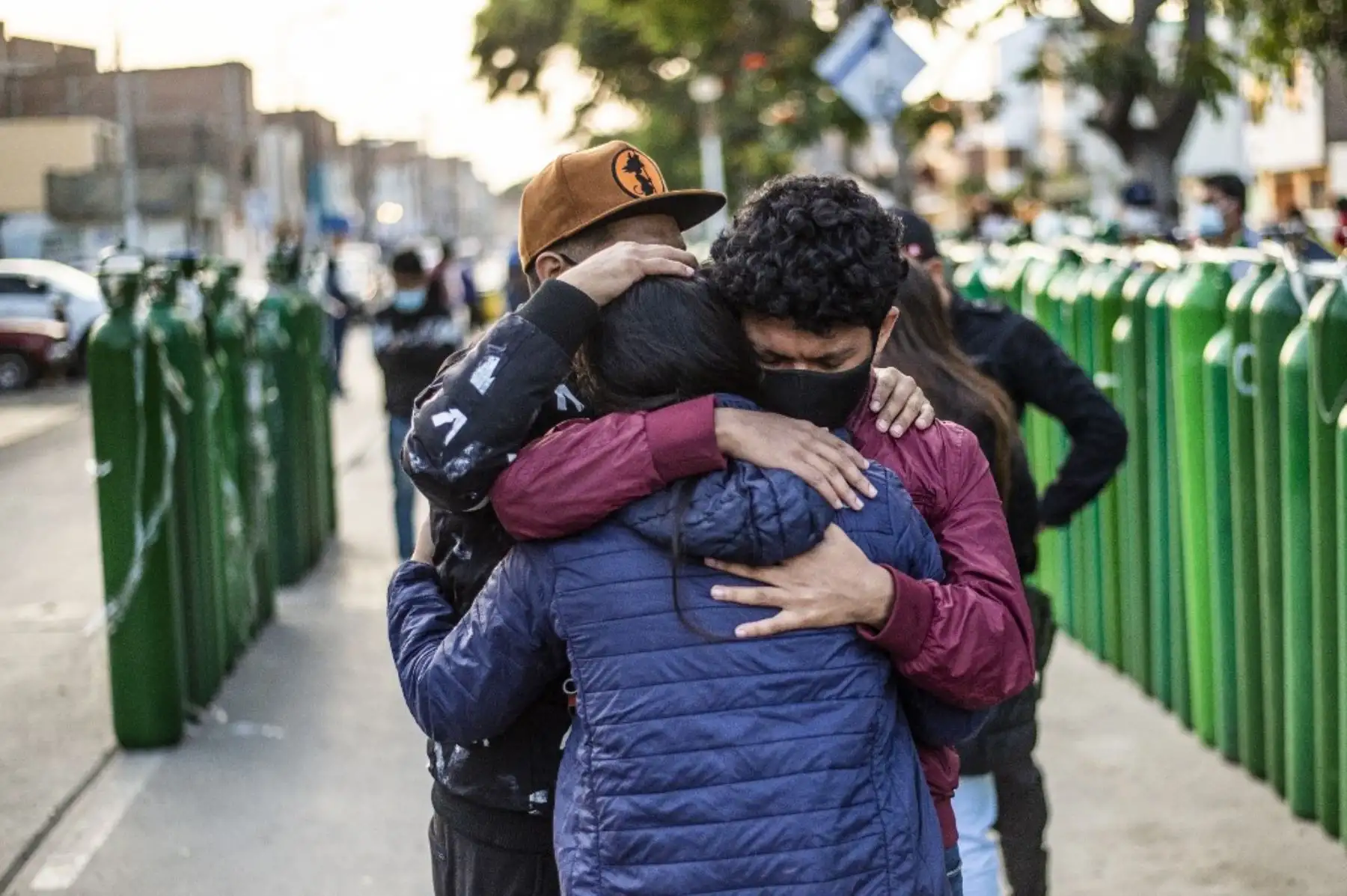 Personas hacen cola para llenar sus cilindros de oxígeno vacíos en Callao, Perú. Foto: AFP