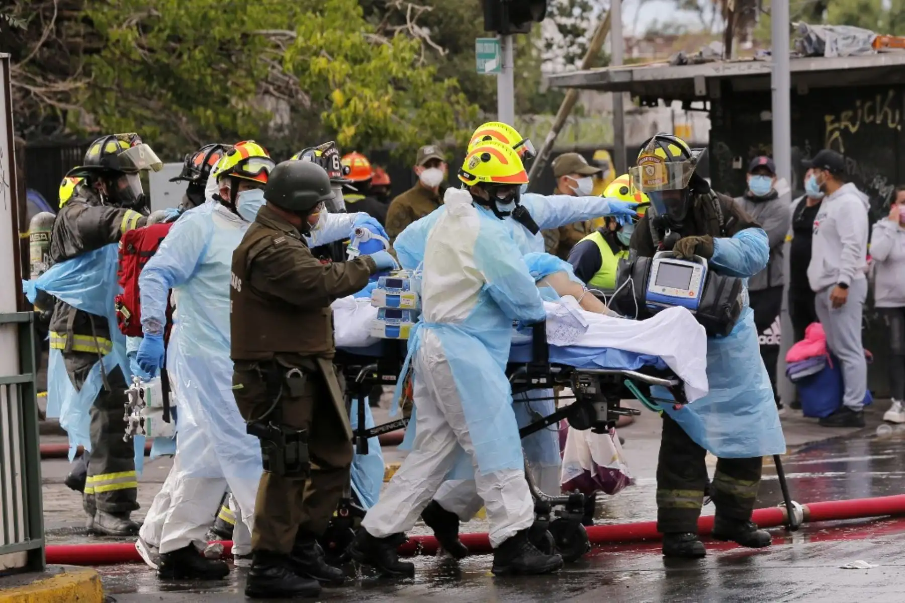 Un paciente de covid-19 es evacuado del Hospital San Borja luego de que estallara un incendio en Santiago. Foto: AFP